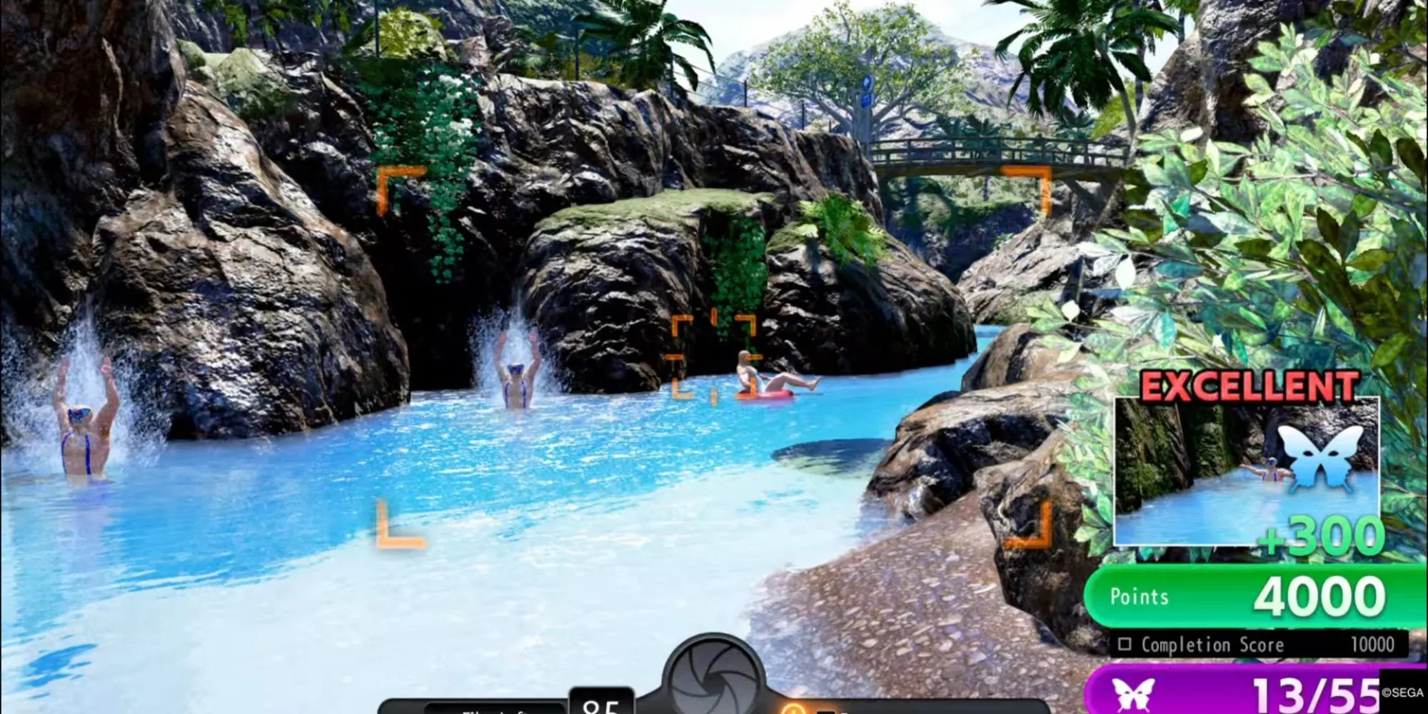 Các Papillon Boy đang thực hiện màn bơi nghệ thuật dưới nước trong tuyến Crystal Papillon Island