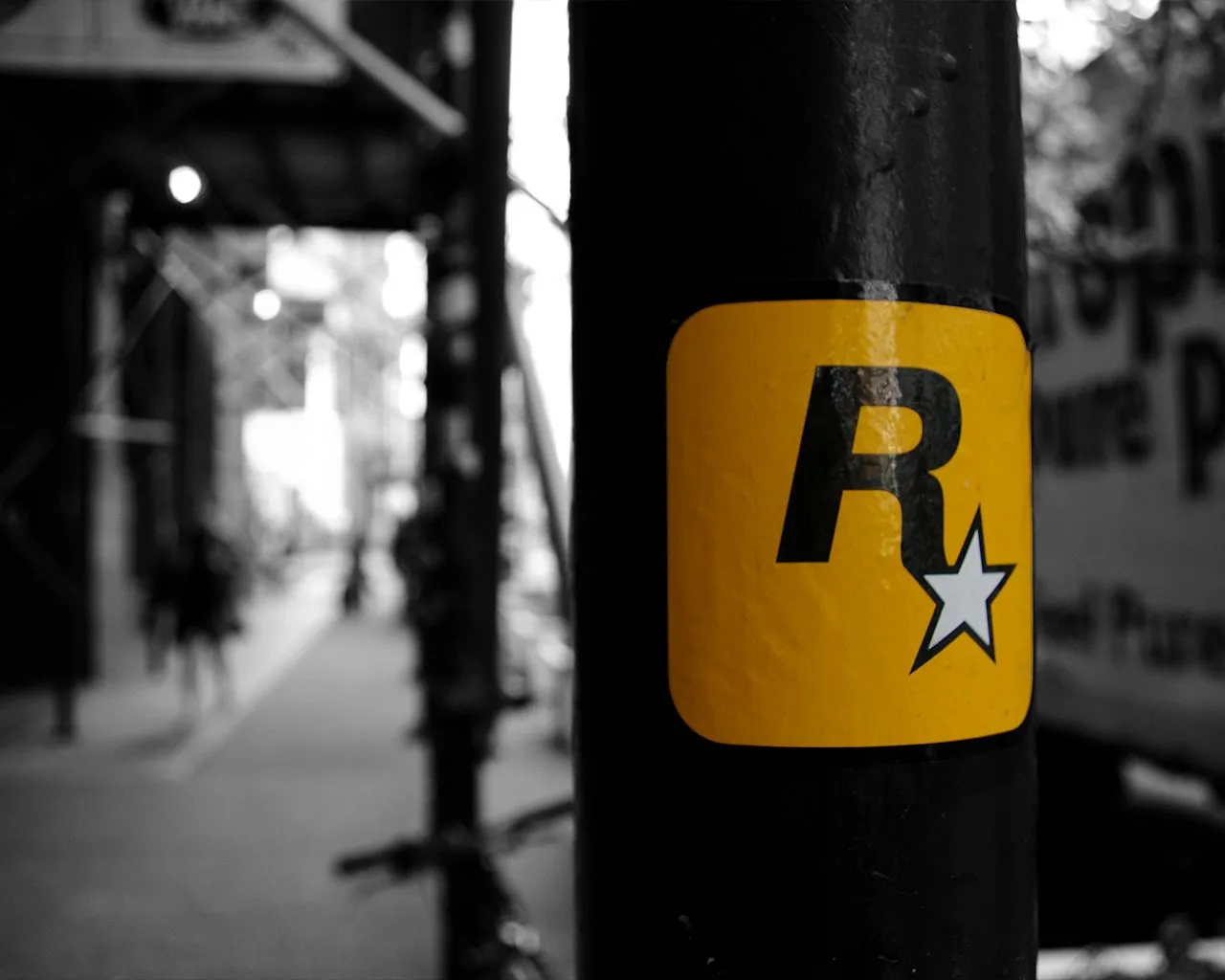 Logo Rockstar Games nổi bật trên nền thành phố Downtown
