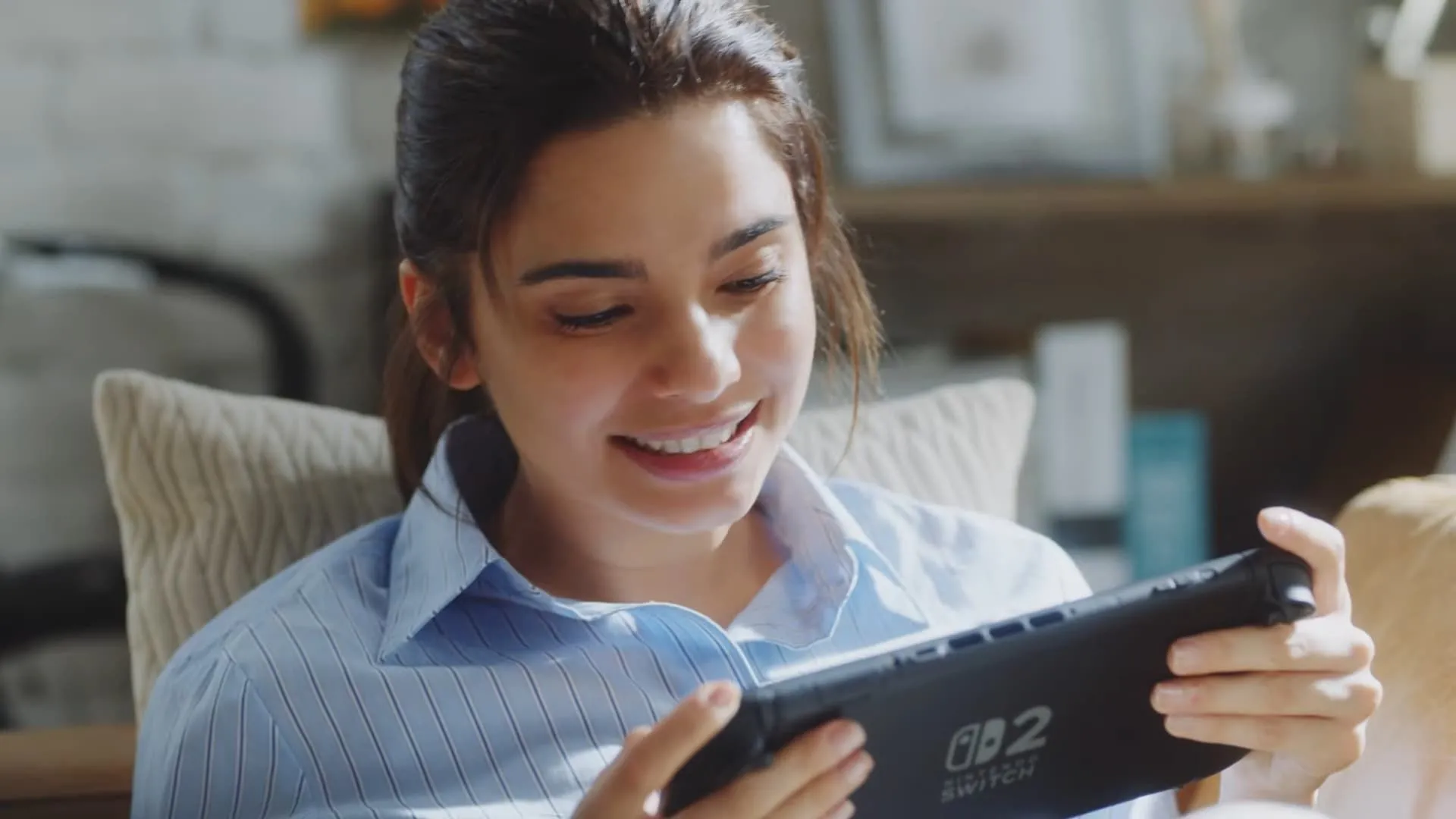 Máy Nintendo Switch 2 ở chế độ cầm tay, thể hiện tính linh hoạt.
