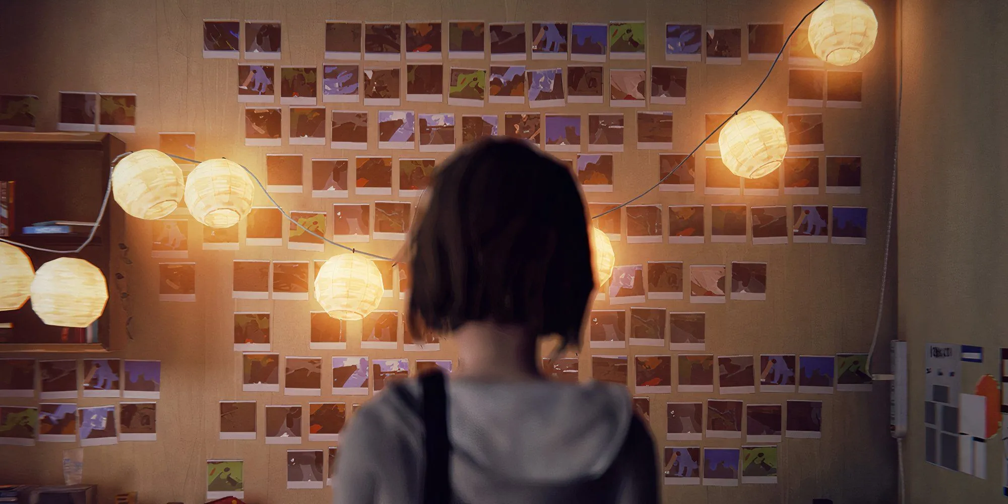 Nhân vật chính Max Caulfield của Life is Strange quay lưng trong căn phòng được trang trí bằng ảnh polaroid và đèn