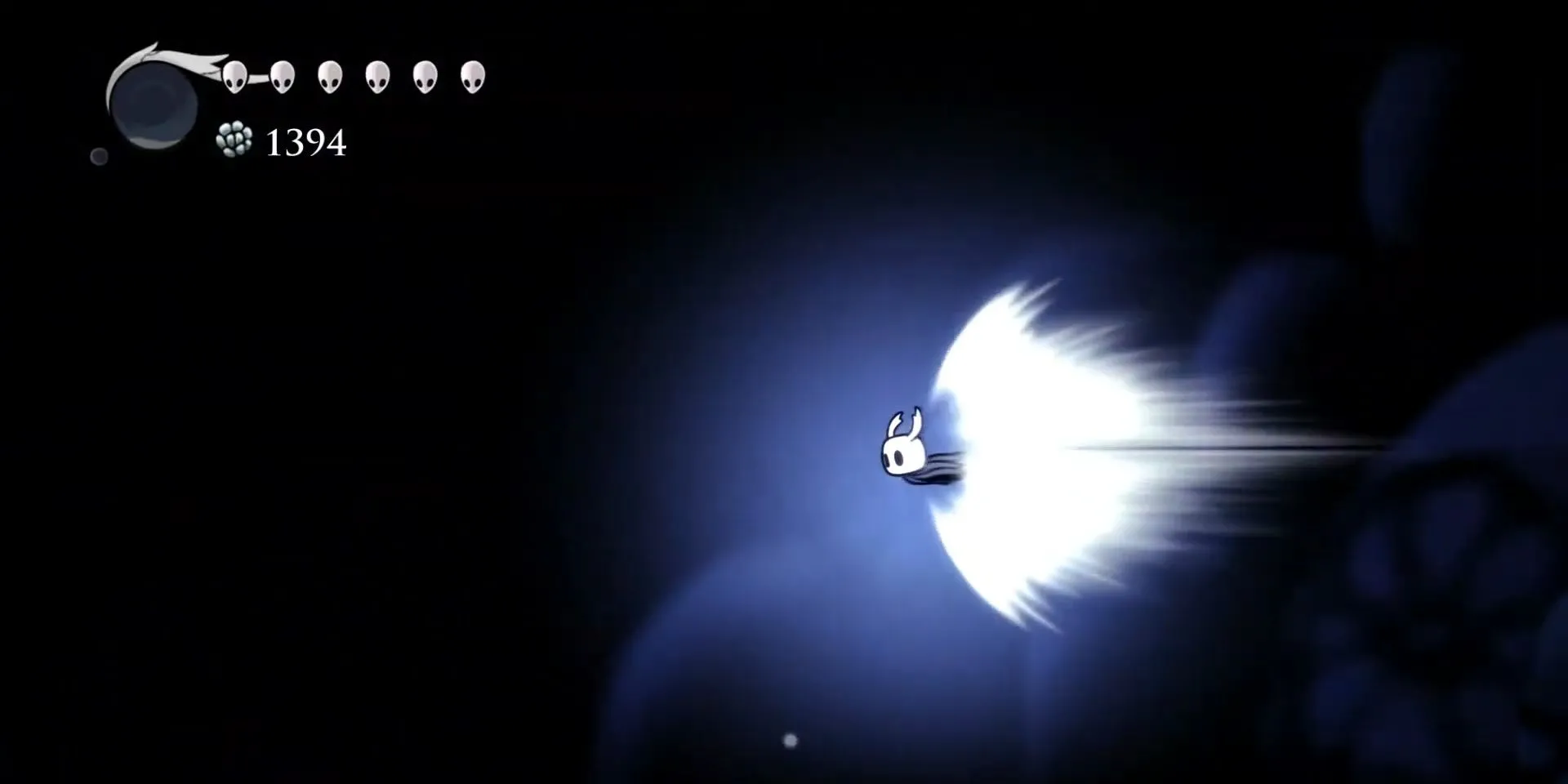 Nhân vật Hiệp sĩ trong Hollow Knight thực hiện kỹ năng Crystal Dash bay ngang màn hình