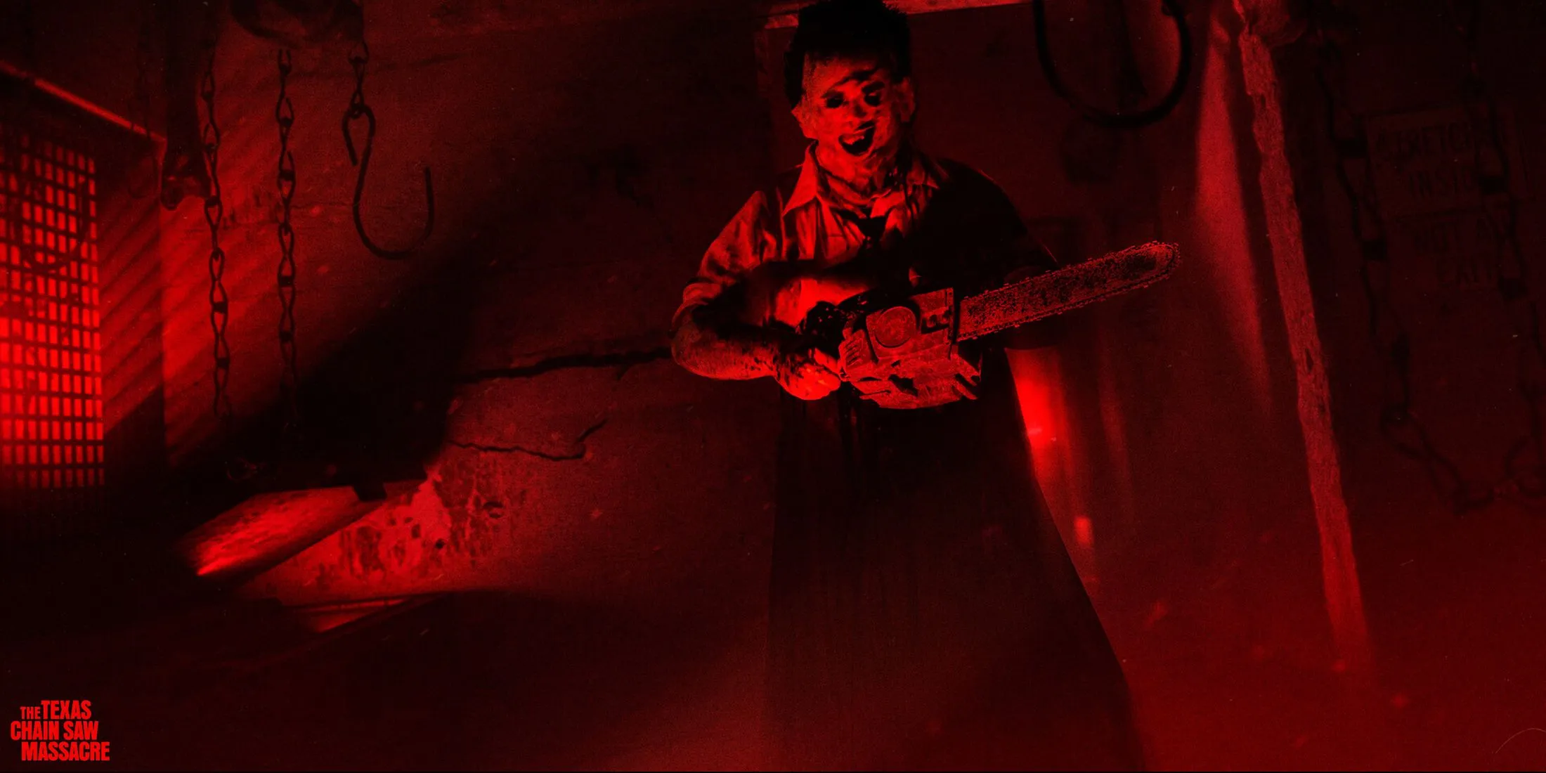 Nhân vật Leatherface đặc trưng trong The Texas Chain Saw Massacre với nền đỏ