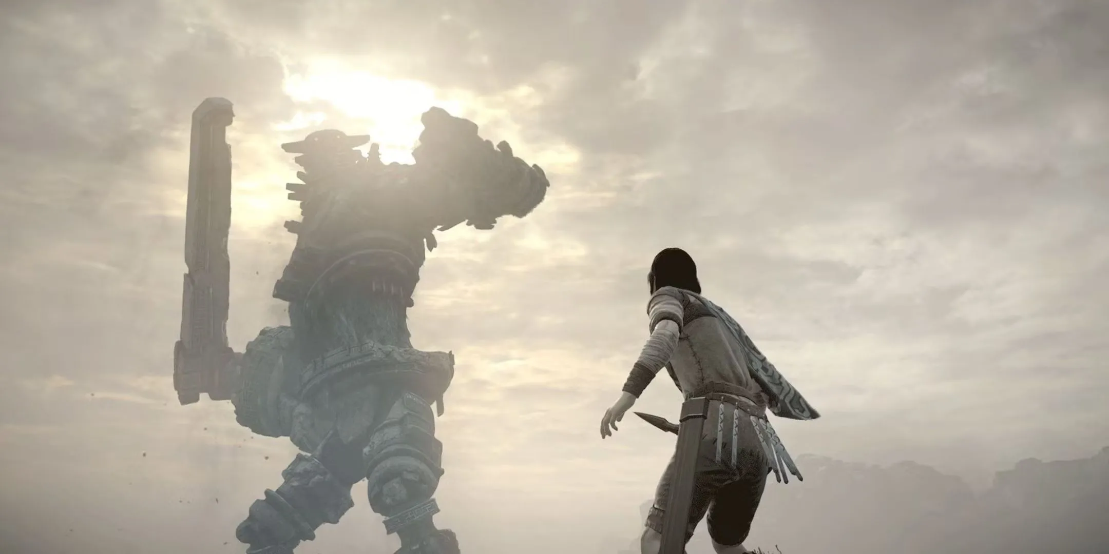 Nhân vật Wander ngước nhìn Colossus khổng lồ với thanh kiếm sẵn sàng trong Shadow of the Colossus