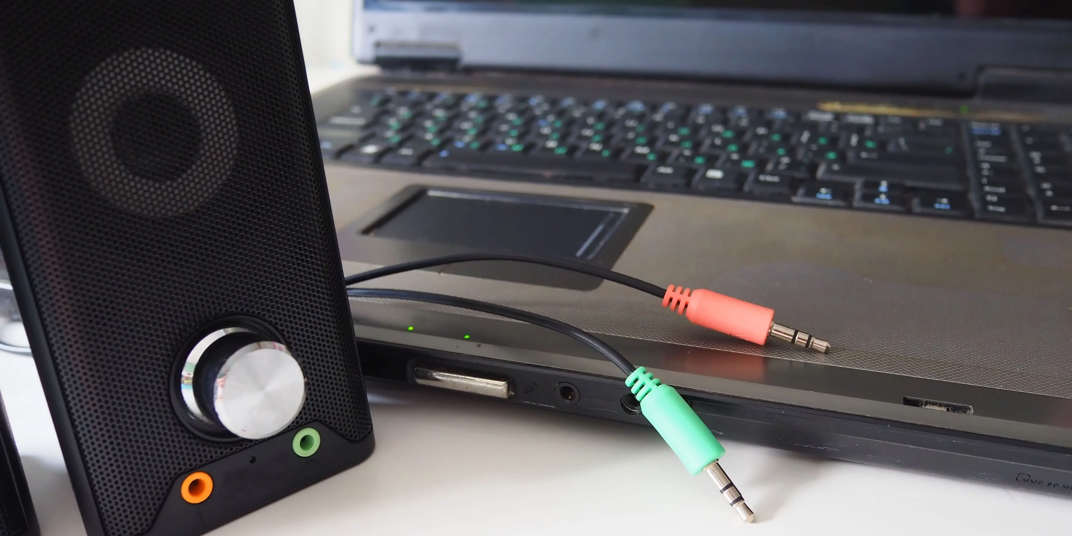 Các loại dây cáp âm thanh và kết nối xung quanh máy tính PC, minh họa sự phức tạp của hệ thống dây.