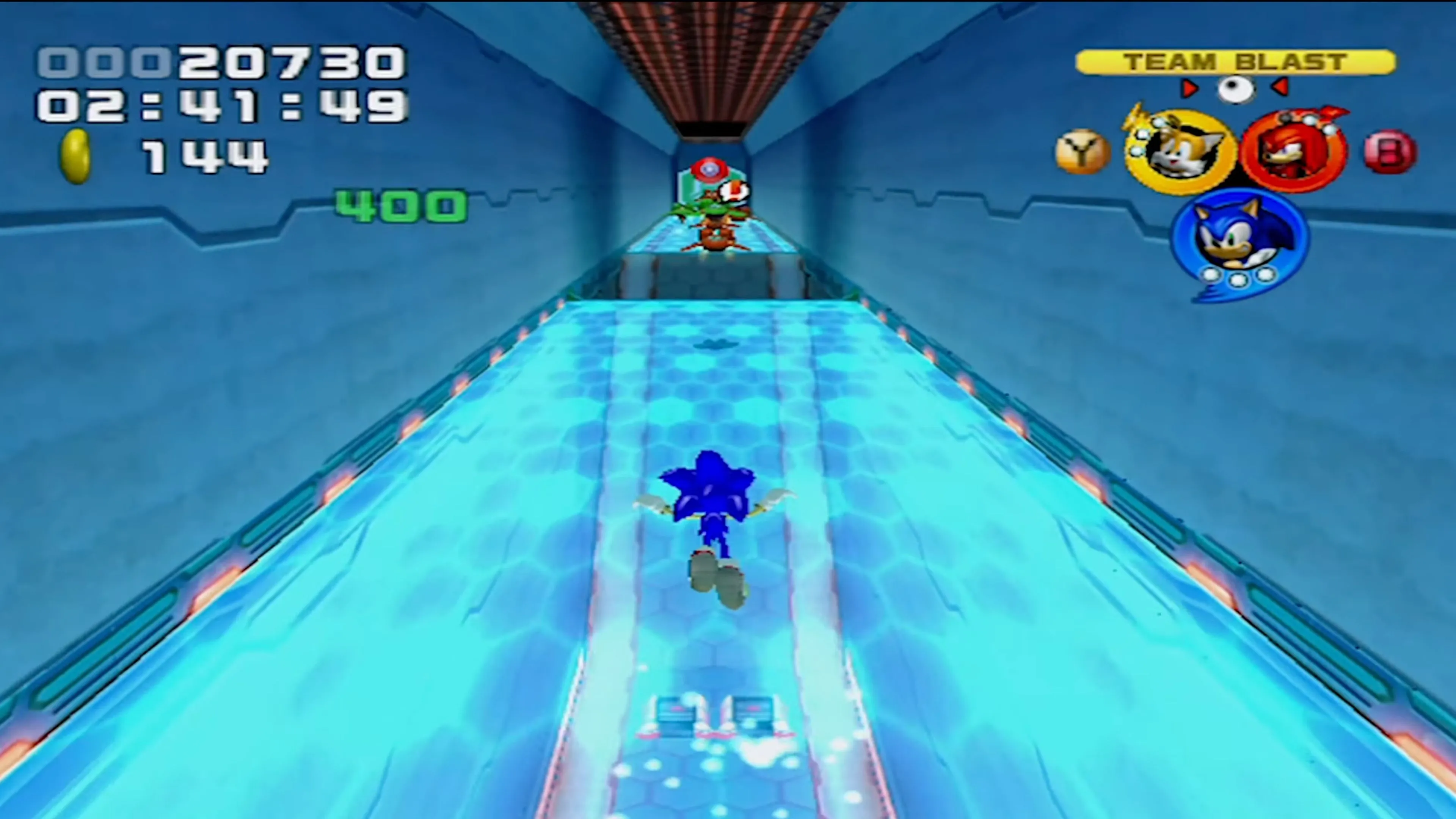 Đội Sonic chạy qua Seaside Hill quen thuộc trong Sonic Heroes