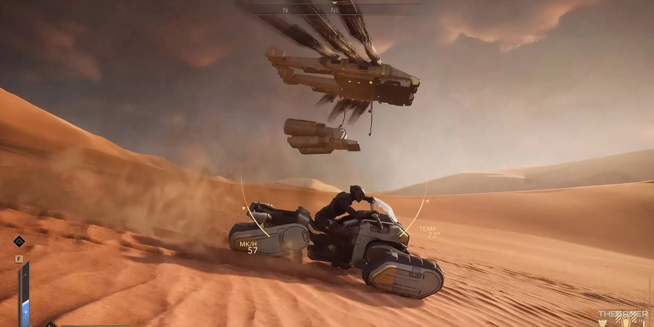 Một chiếc ornithopter thả xe tăng xuống sa mạc Arrakis trong Dune: Awakening, minh họa cảnh hành động quy mô lớn.