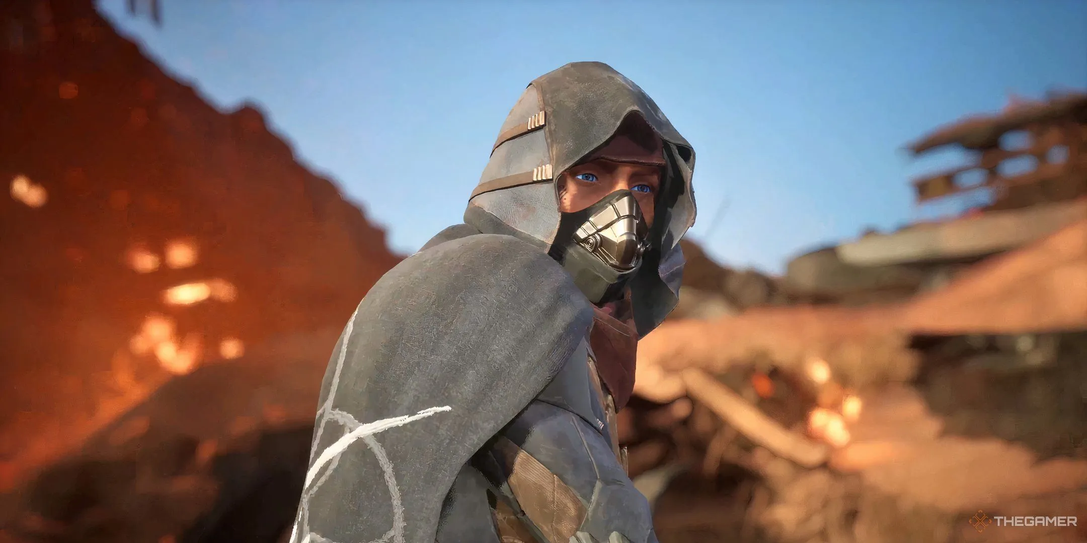 Một nhân vật trong bộ Stillsuit chiến đấu gần xác tàu đắm đổ nát trên Arrakis trong game Dune: Awakening.