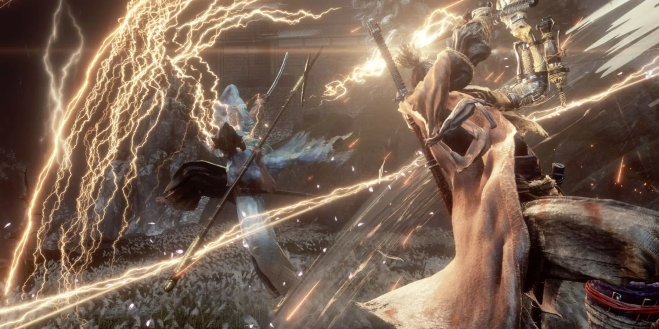 Sekiro thực hiện chiêu phản đòn sét lên Kiếm Thánh Isshin trong một khoảnh khắc giao tranh căng thẳng.