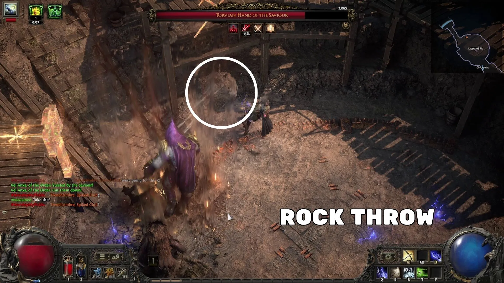 Boss Torvian Path of Exile 2 đang thực hiện chiêu ném đá, kỹ năng quan trọng để hóa giải buff