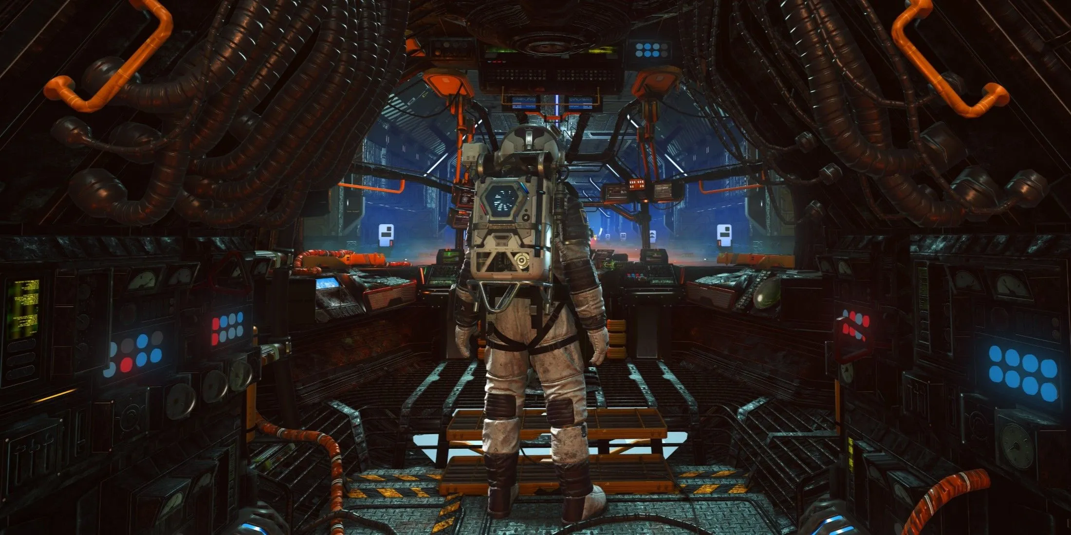 Nhân vật người chơi No Man's Sky tương tác với bảng điều khiển phi thuyền