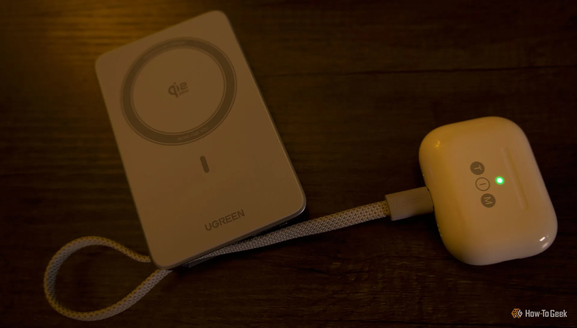 AirPods Pro 3 đang được cắm vào MagFlow — minh họa tính linh hoạt nhờ cổng USB-C tích hợp