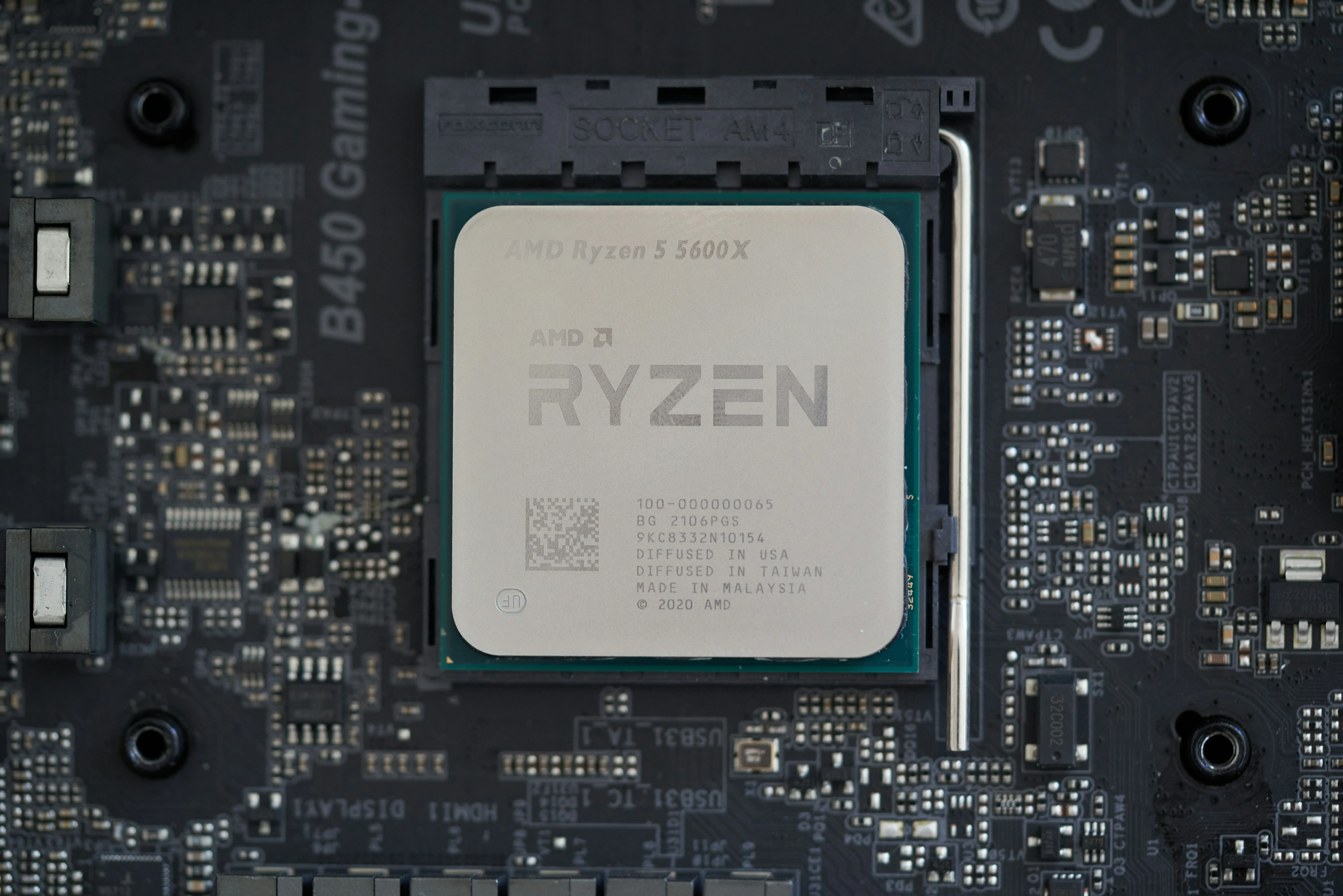 Ảnh AMD Ryzen 5 5600X lắp trên bo mạch chủ, biểu thị hiệu năng đơn nhân tốt cho game.