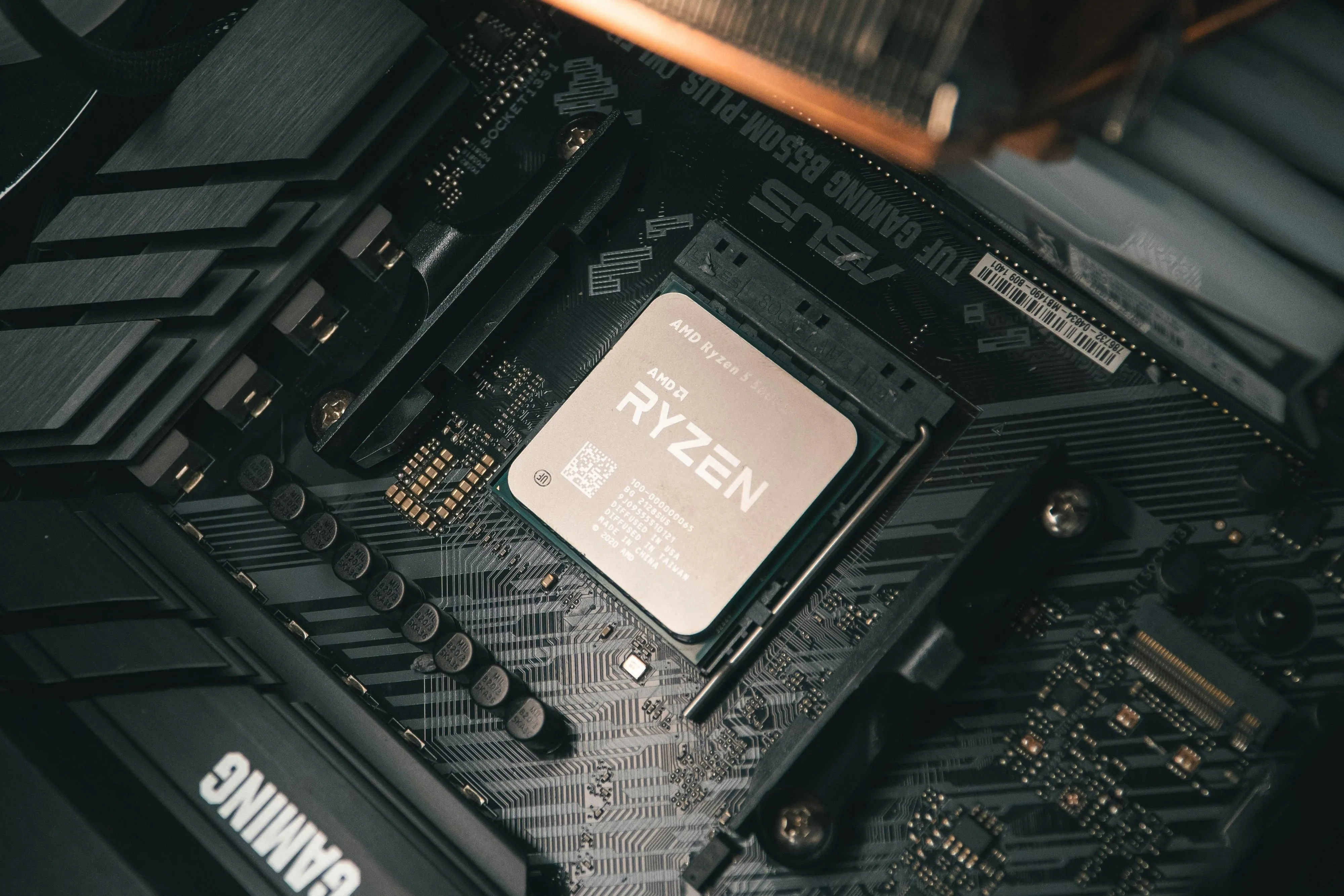 Ảnh CPU Ryzen 5000 series trên bo mạch, tượng trưng cho khả năng tương thích rộng của AM4.