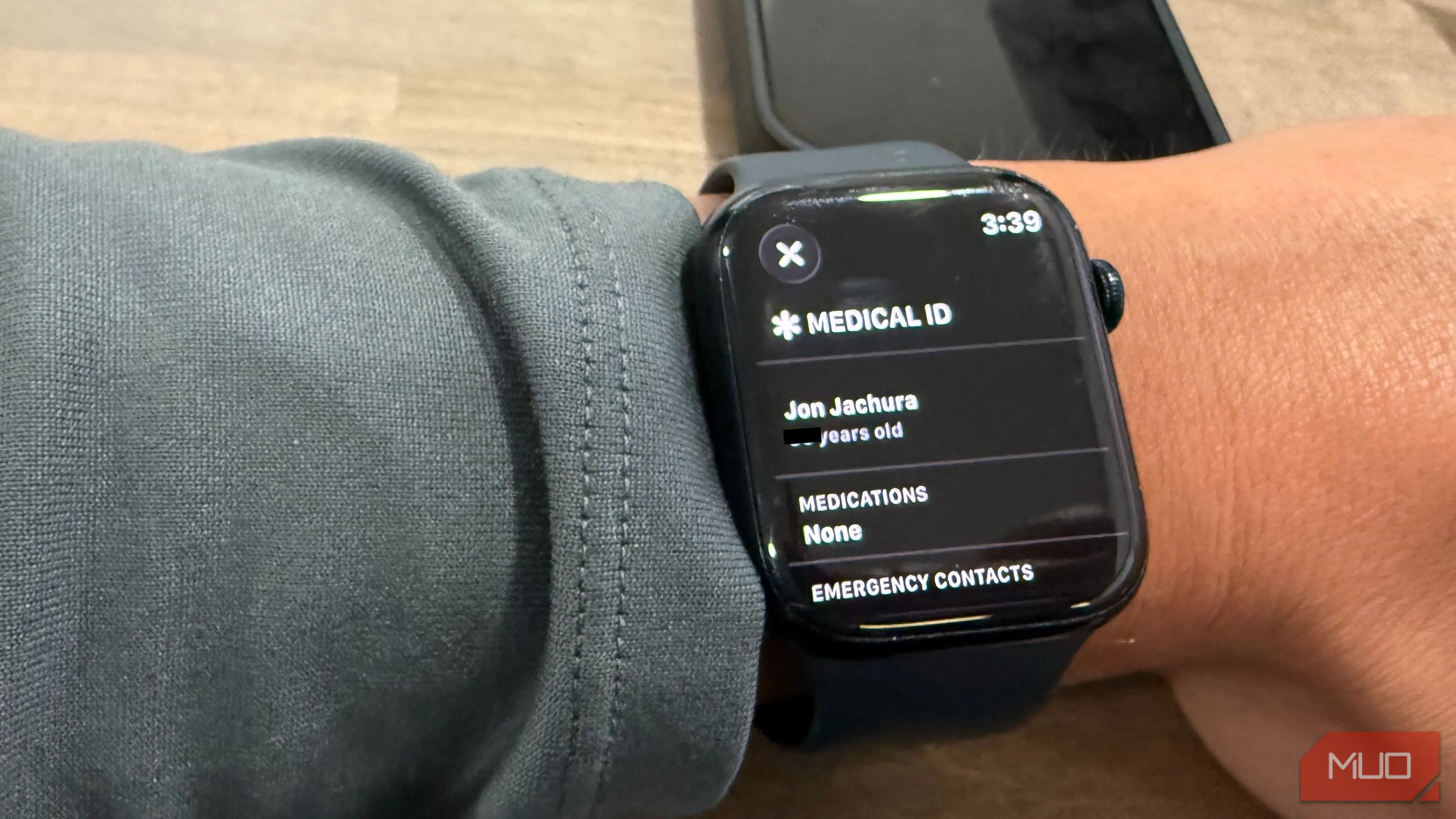 Ảnh giao diện Medical ID trên Apple Watch, hiển thị thông tin y tế và liên hệ khẩn cấp