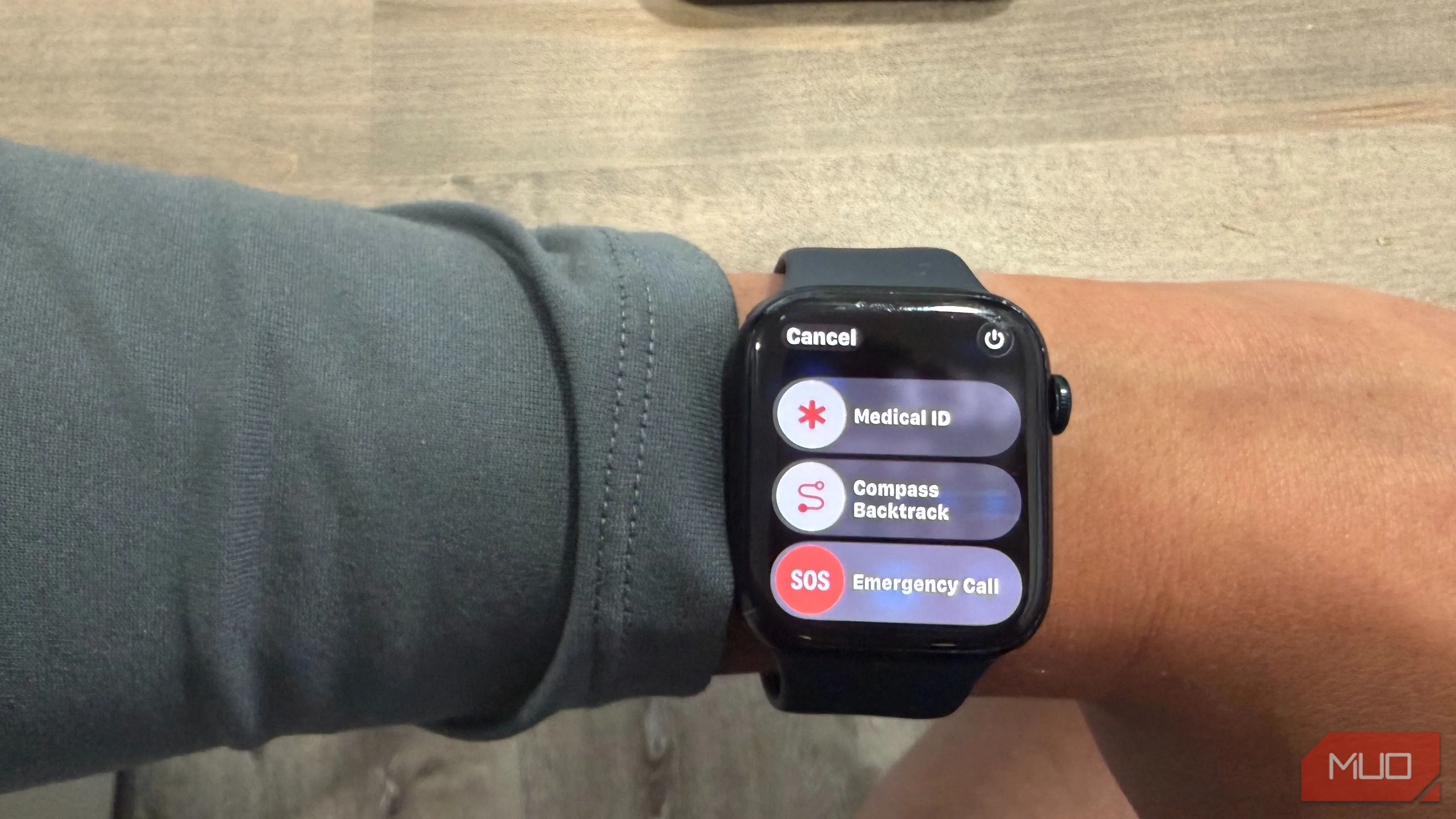 Ảnh màn hình cuộc gọi khẩn cấp Emergency SOS trên Apple Watch