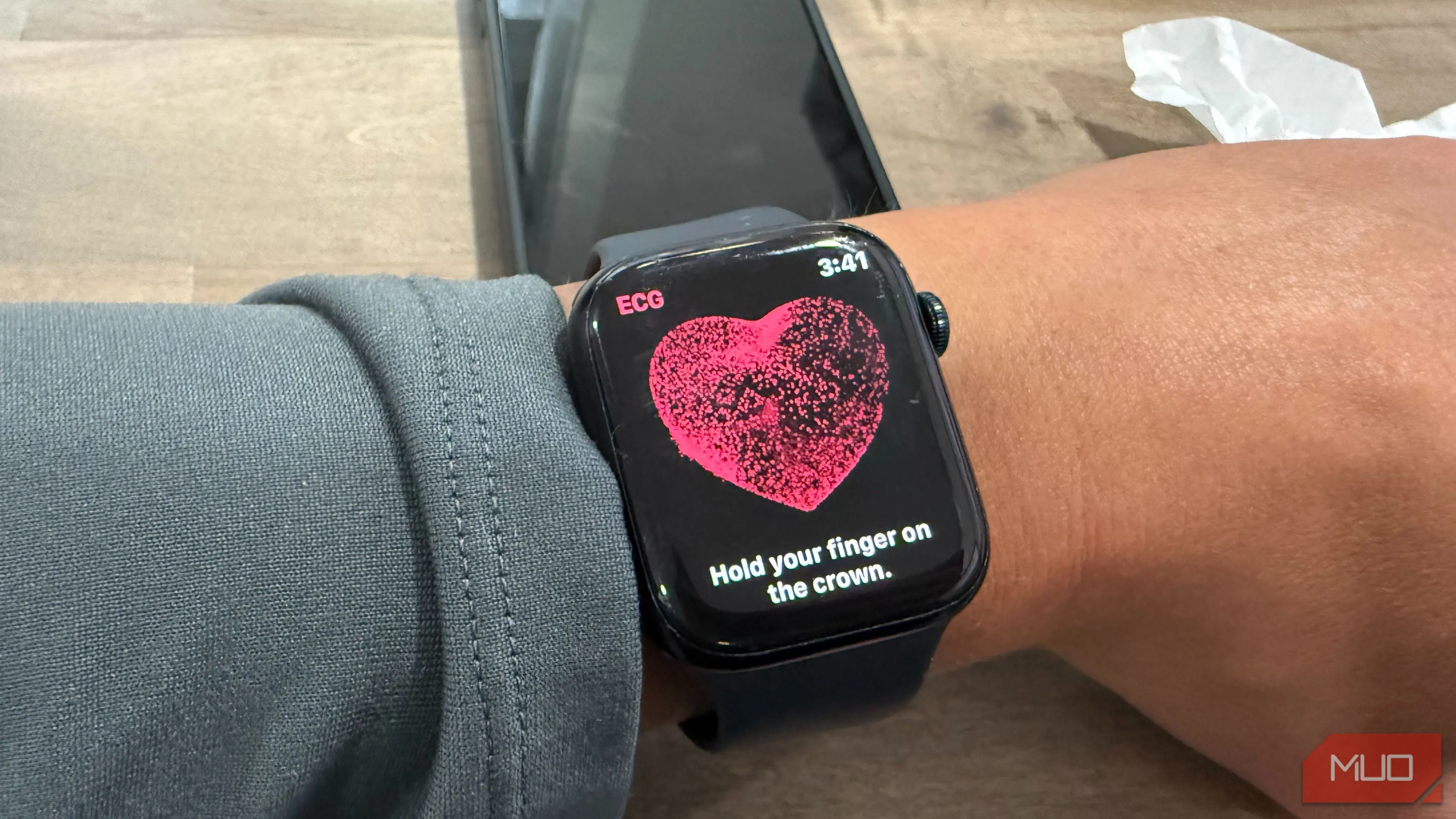 Ảnh minh họa chức năng EKG trên Apple Watch với hướng dẫn chạm Digital Crown