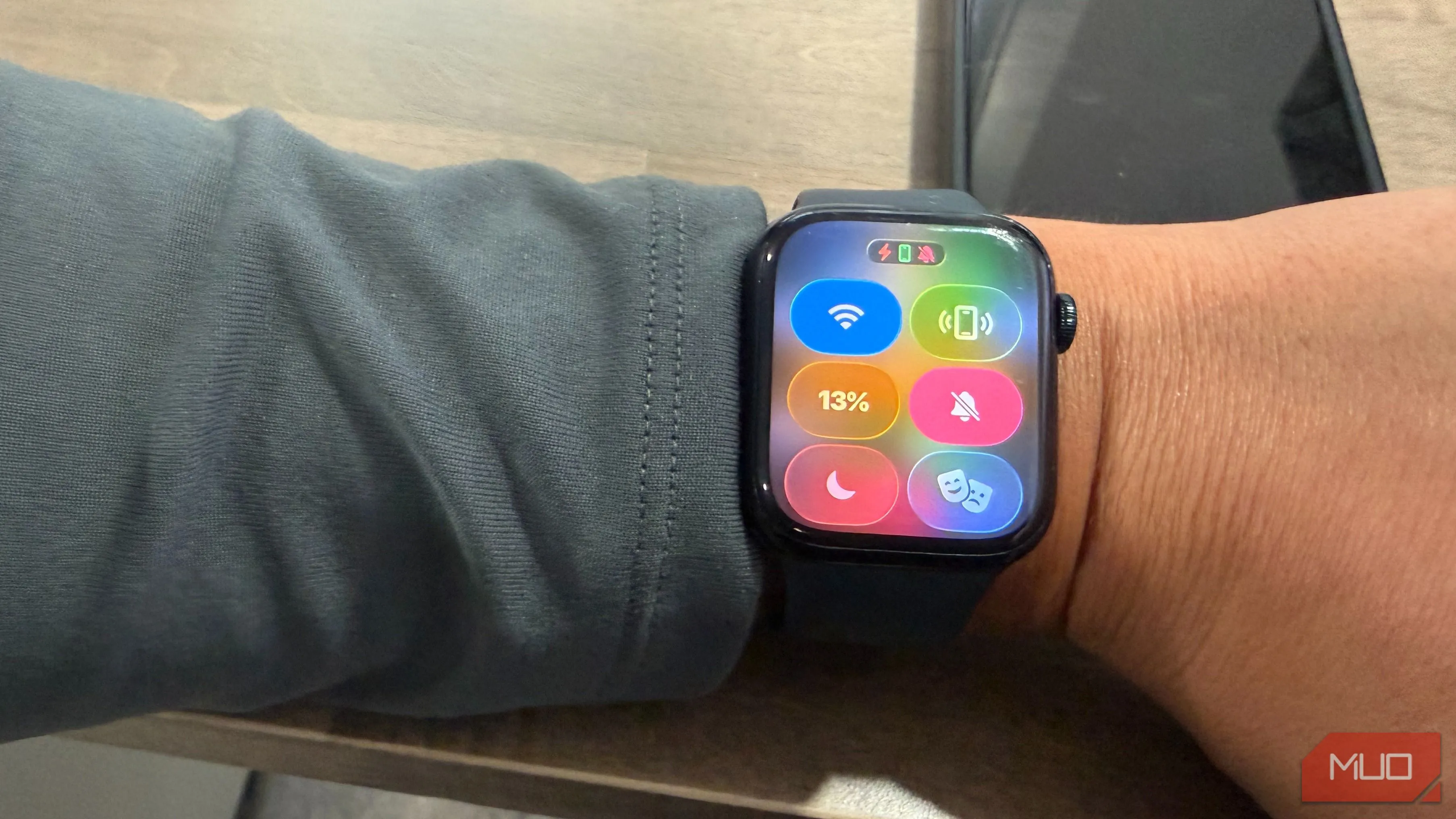 Ảnh nút ping iPhone trên Control Center của Apple Watch, biểu tượng điện thoại