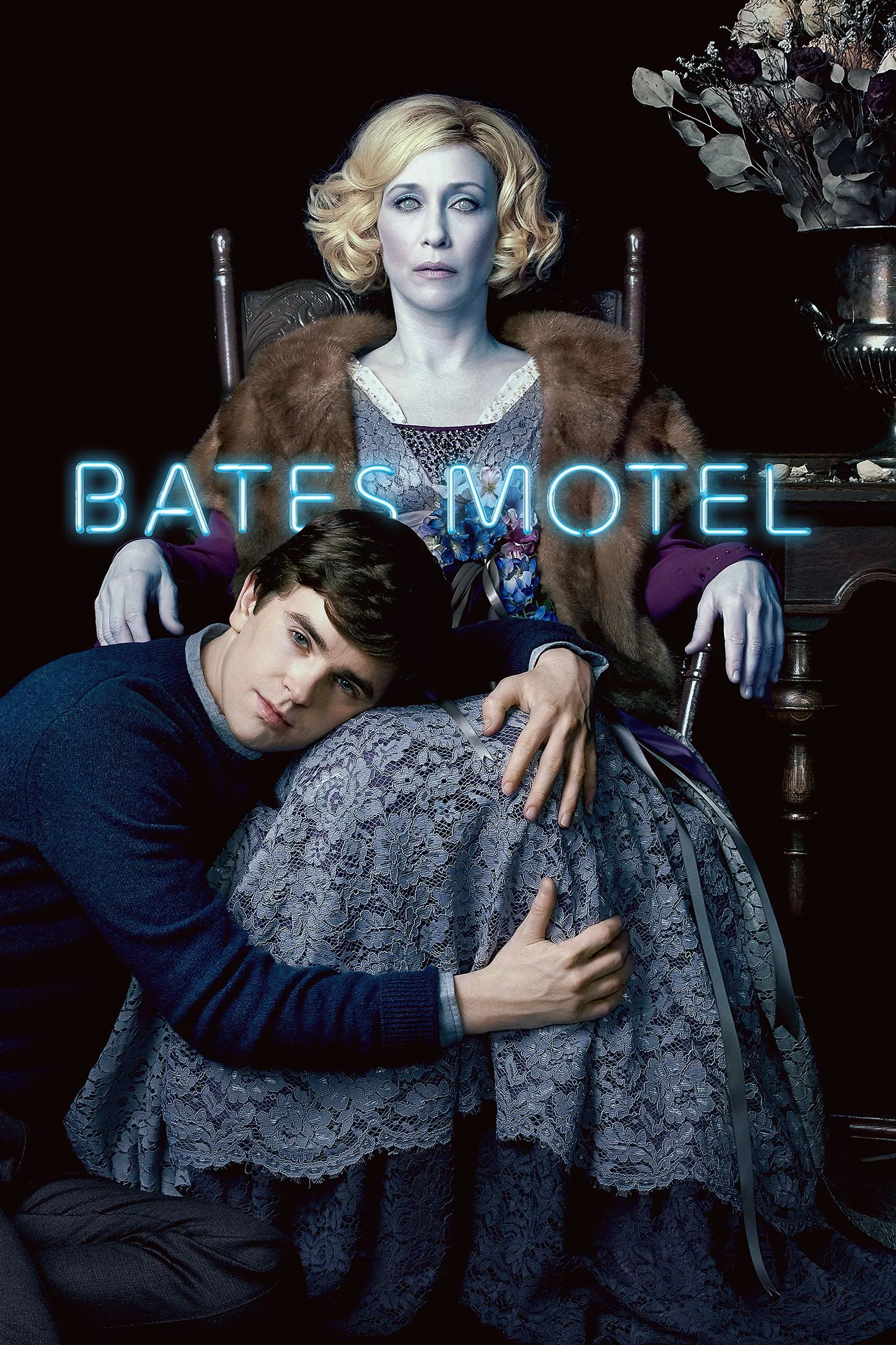 Áp phích Bates Motel với hình ảnh Norman và Norma tạo không khí u ám, tham khảo cho game thủ nghiên cứu tâm lý nhân vật