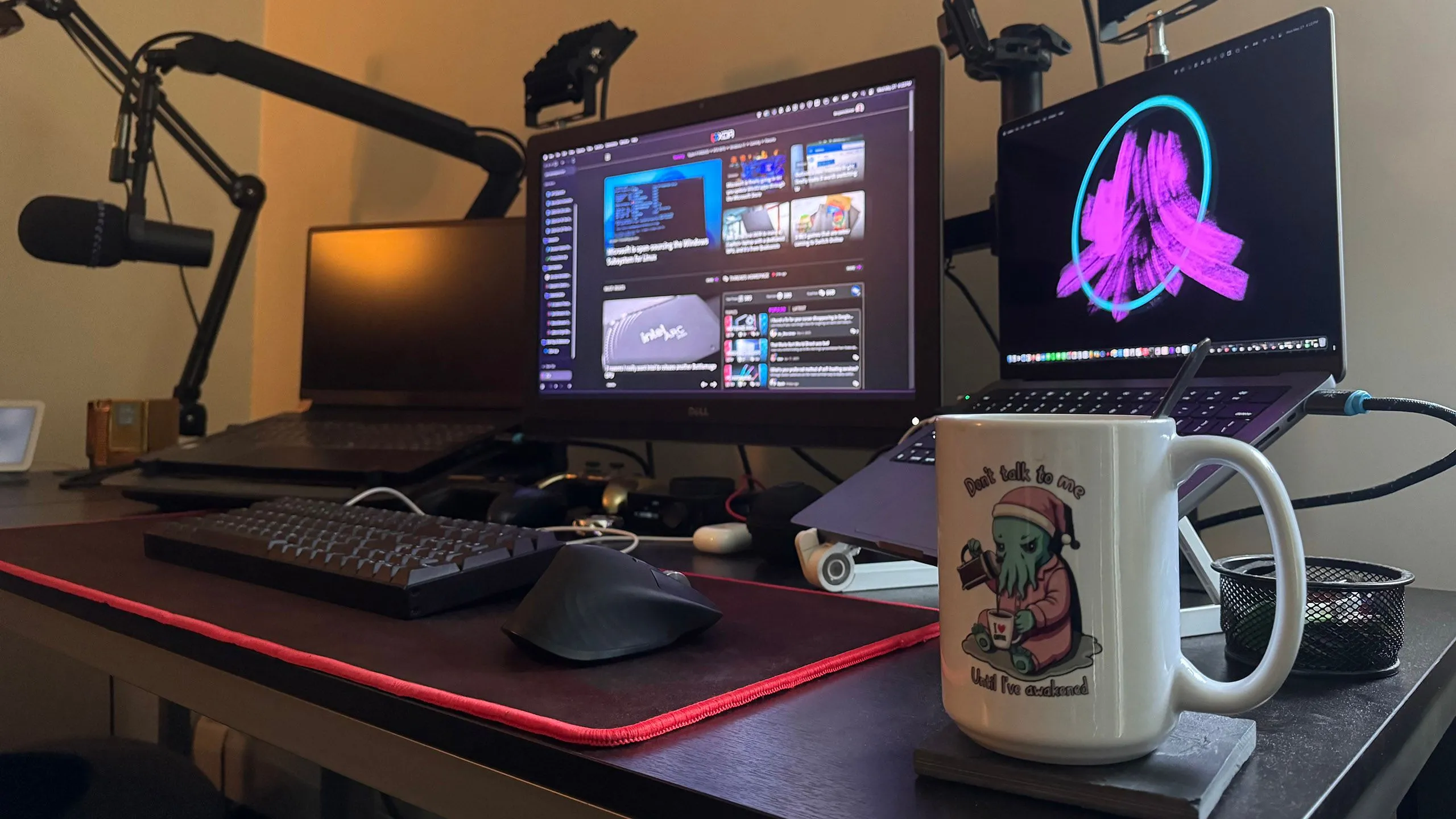 Bàn làm việc với trình duyệt Min/Arc phục vụ nghiên cứu nội dung và quản lý tab cho content creator