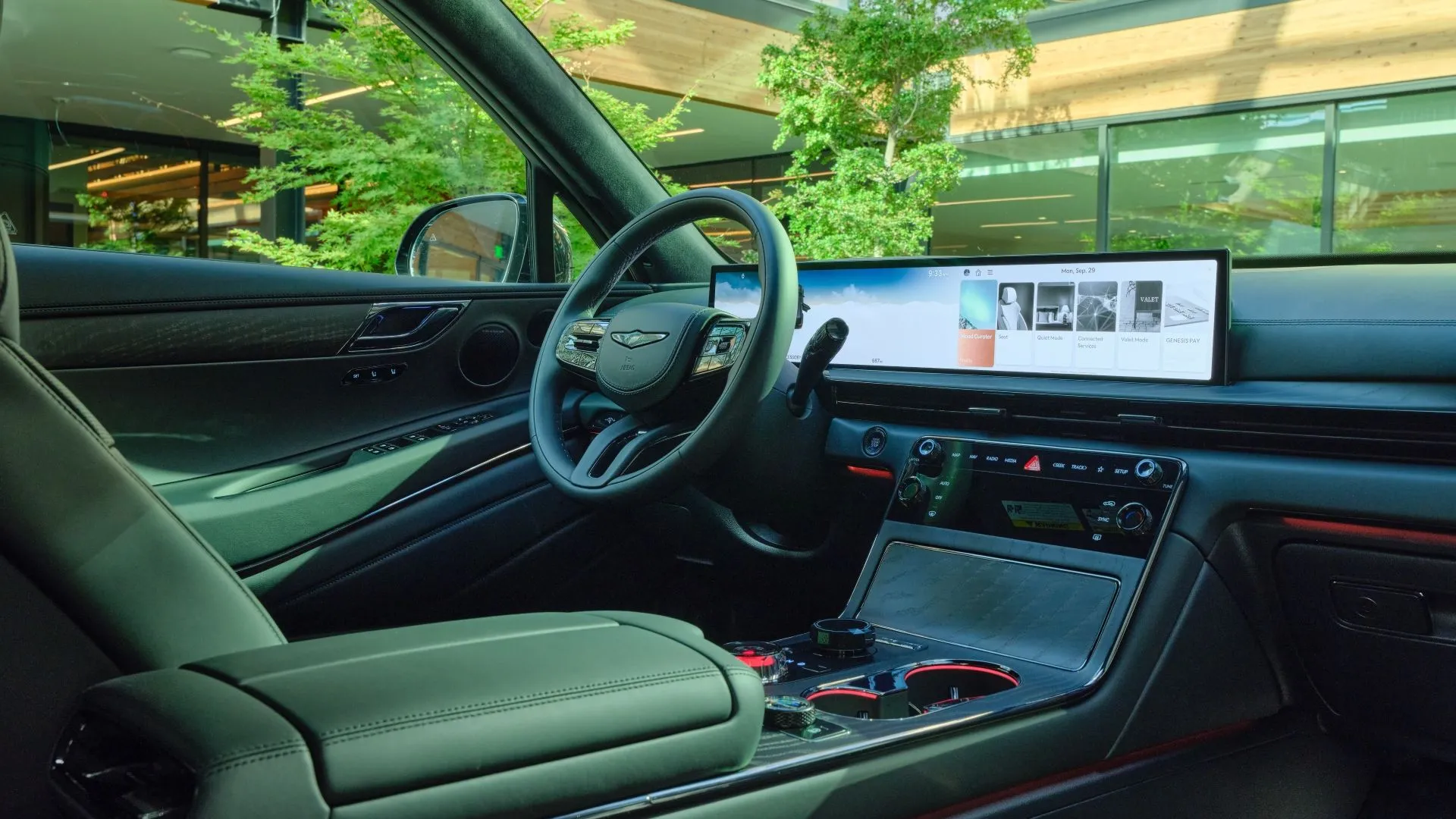 Bảng điều khiển và nội thất Genesis GV80 2026 với màn hình OLED 27 inch tích hợp cụm đồng hồ và giải trí