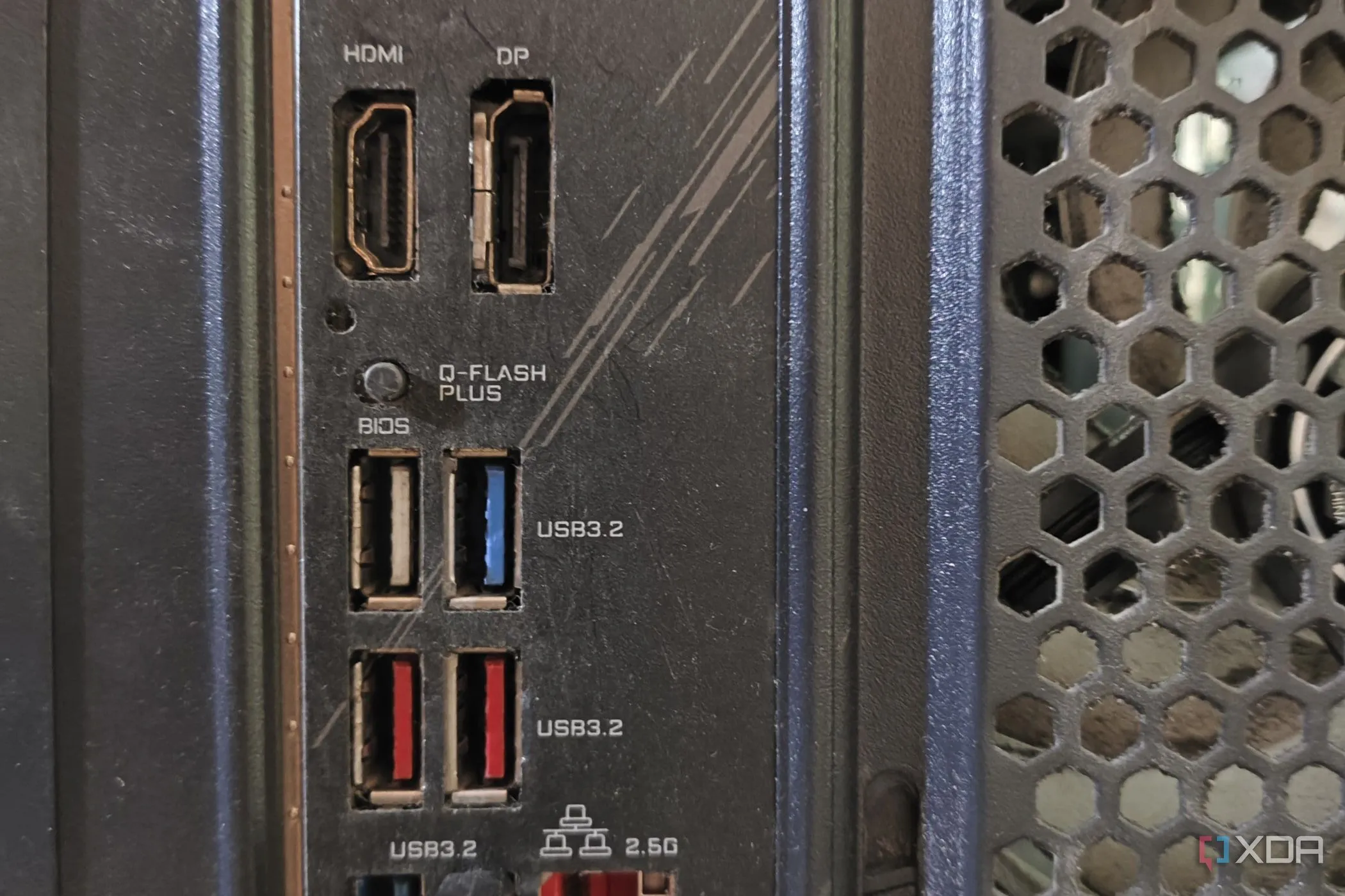 Bo mạch chủ có nút BIOS Flashback — minh họa tính năng cập nhật an toàn