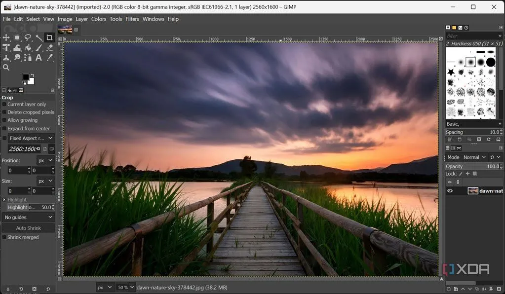 Chỉnh sửa ảnh bằng GIMP Portable: giao diện chỉnh sửa với layer và thanh công cụ chính