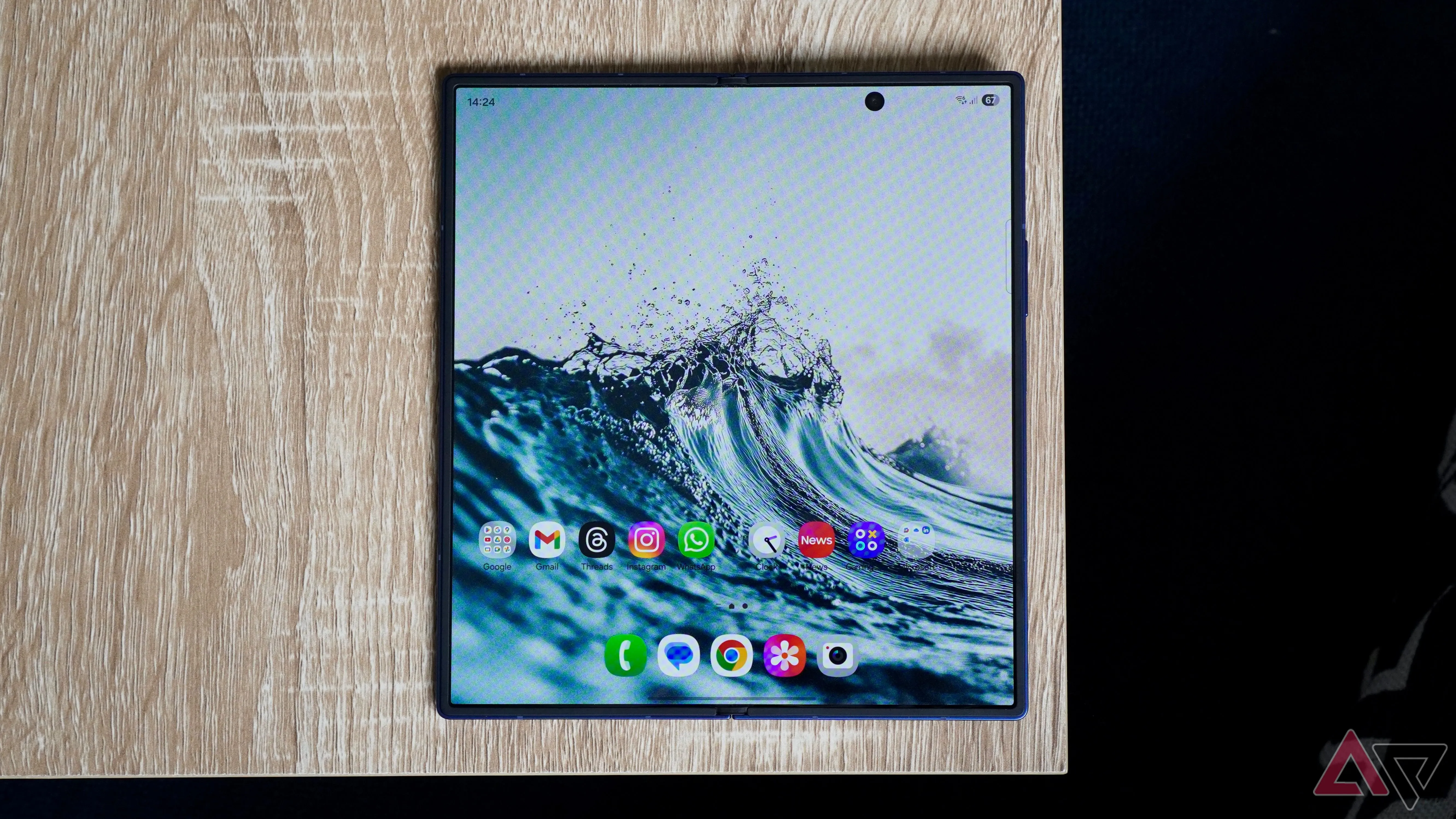 Galaxy Z Fold 7 mở trên bàn gỗ, cho thấy màn hình chính lớn và tỷ lệ sử dụng đa nhiệm