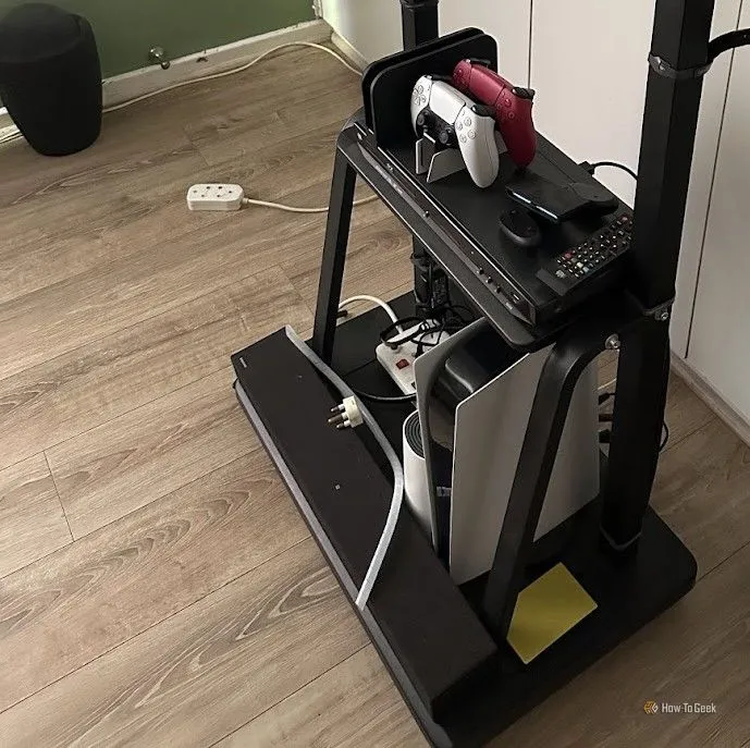 Giá AV không có TV, cho thấy khay đặt soundbar dưới cùng.