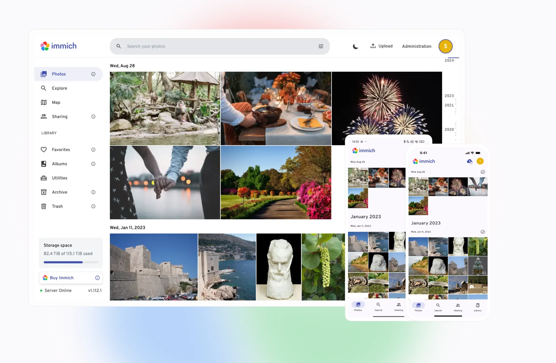 Giao diện web Immich trên di động và máy tính — phân loại ảnh bằng AI