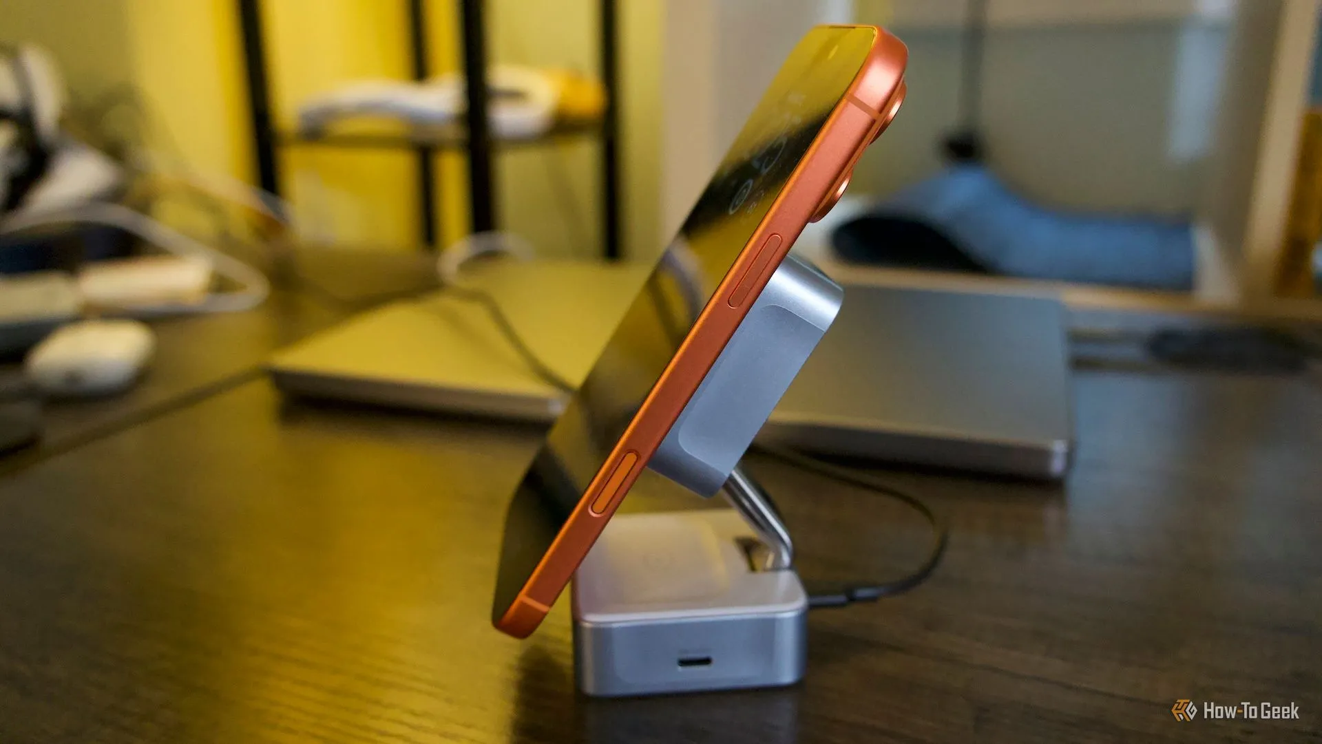 Góc chụp đế sạc với iPhone đặt trên pad 25W, thể hiện tản nhiệt và bề mặt tiếp xúc.