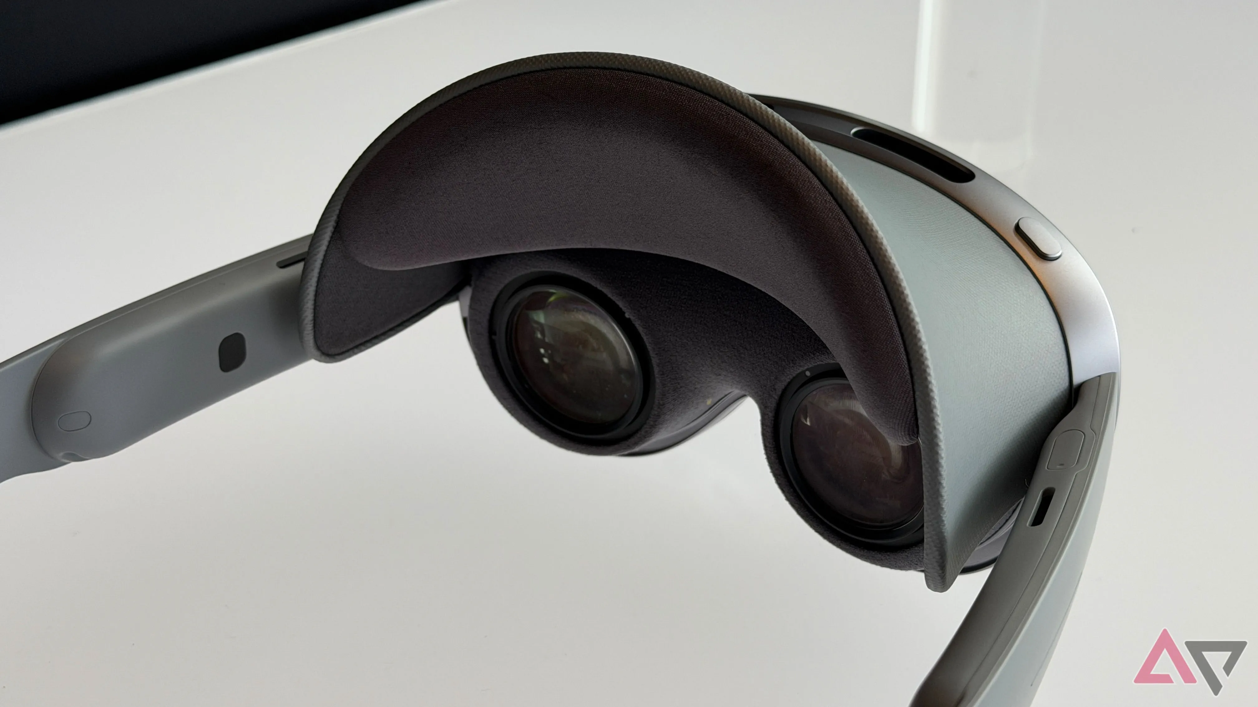 Góc nhìn bên trong Samsung Galaxy XR, thể hiện khoảng hiển thị và chất lượng hiển thị Micro-OLED