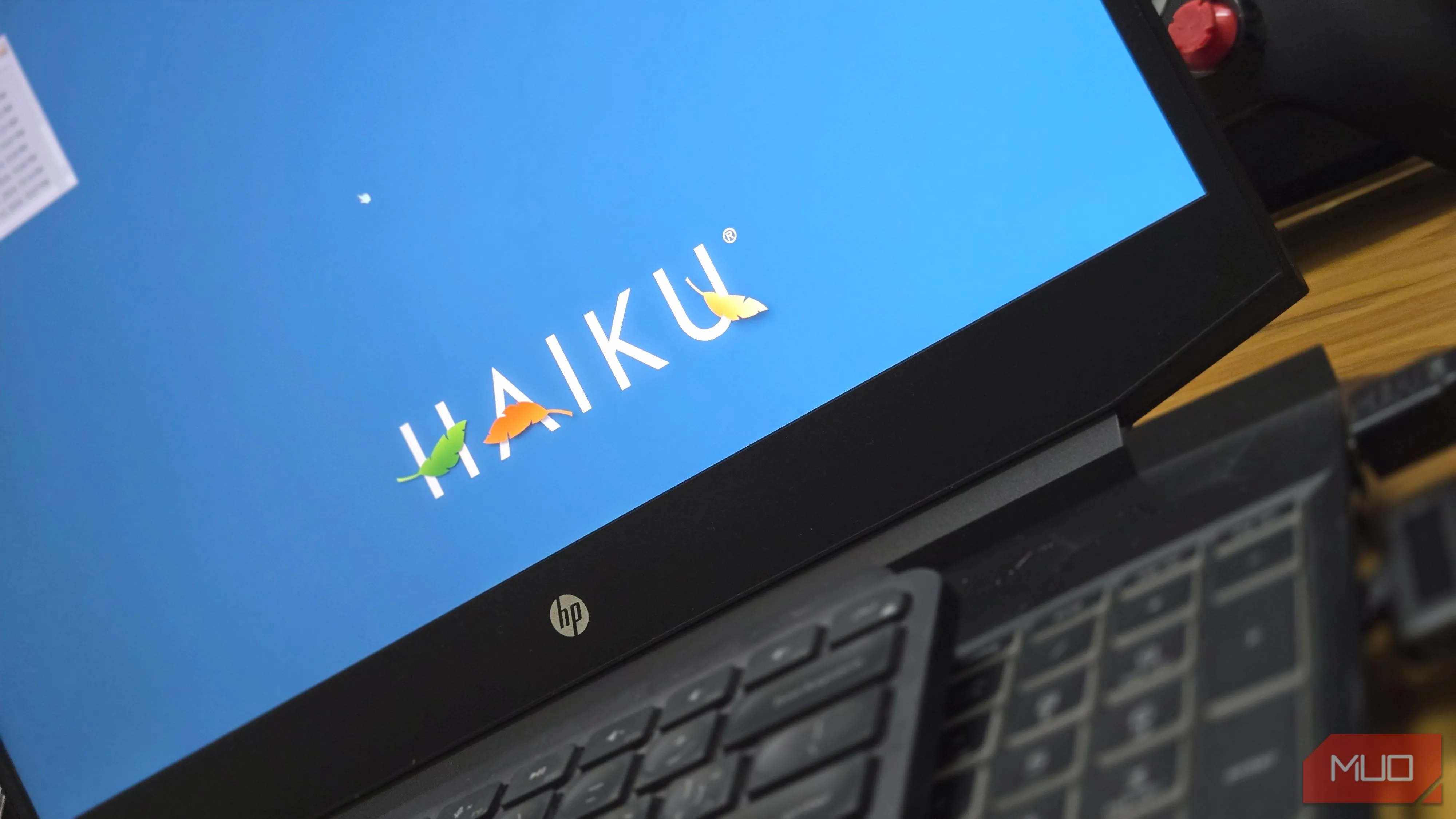 Haiku OS chạy trên laptop HP — giao diện nhanh, tối giản theo phong cách BeOS