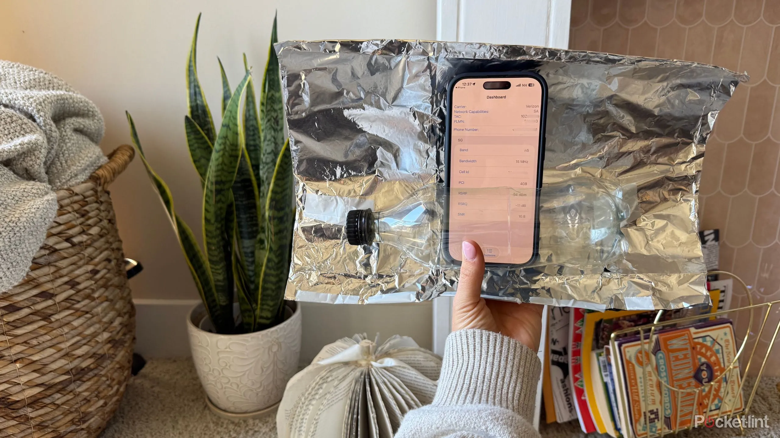 Hình minh họa: bộ khuếch đại giấy bạc trong phòng, giải pháp tạm thời thay vì dài hạn.