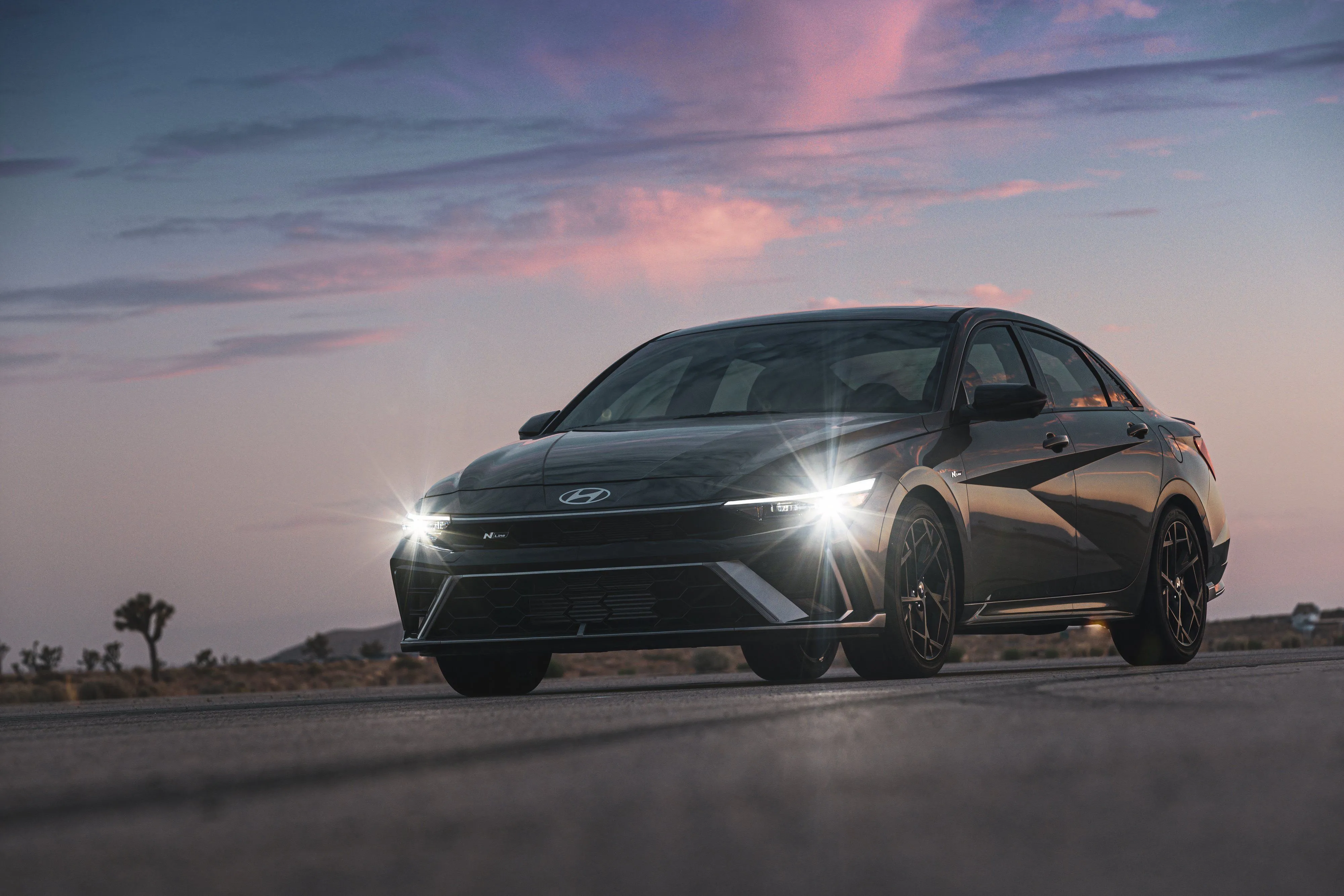 Hyundai Elantra N-Line góc nghiêng, phiên bản 2024/2025, minh họa mẫu sedan tiết kiệm nhiên liệu với tùy chọn hiệu năng cao