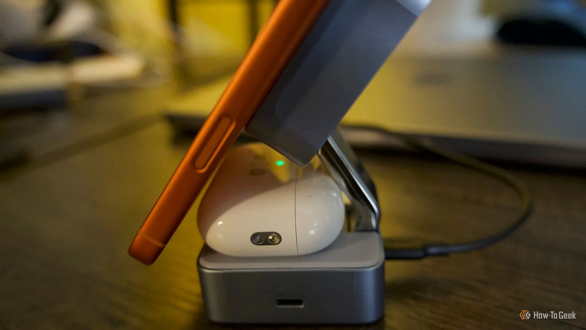 iPhone 17 Pro Max và AirPods Pro 3 đặt sát nhau trên MagFlow, thể hiện khoảng hở nhỏ giữa hai thiết bị.