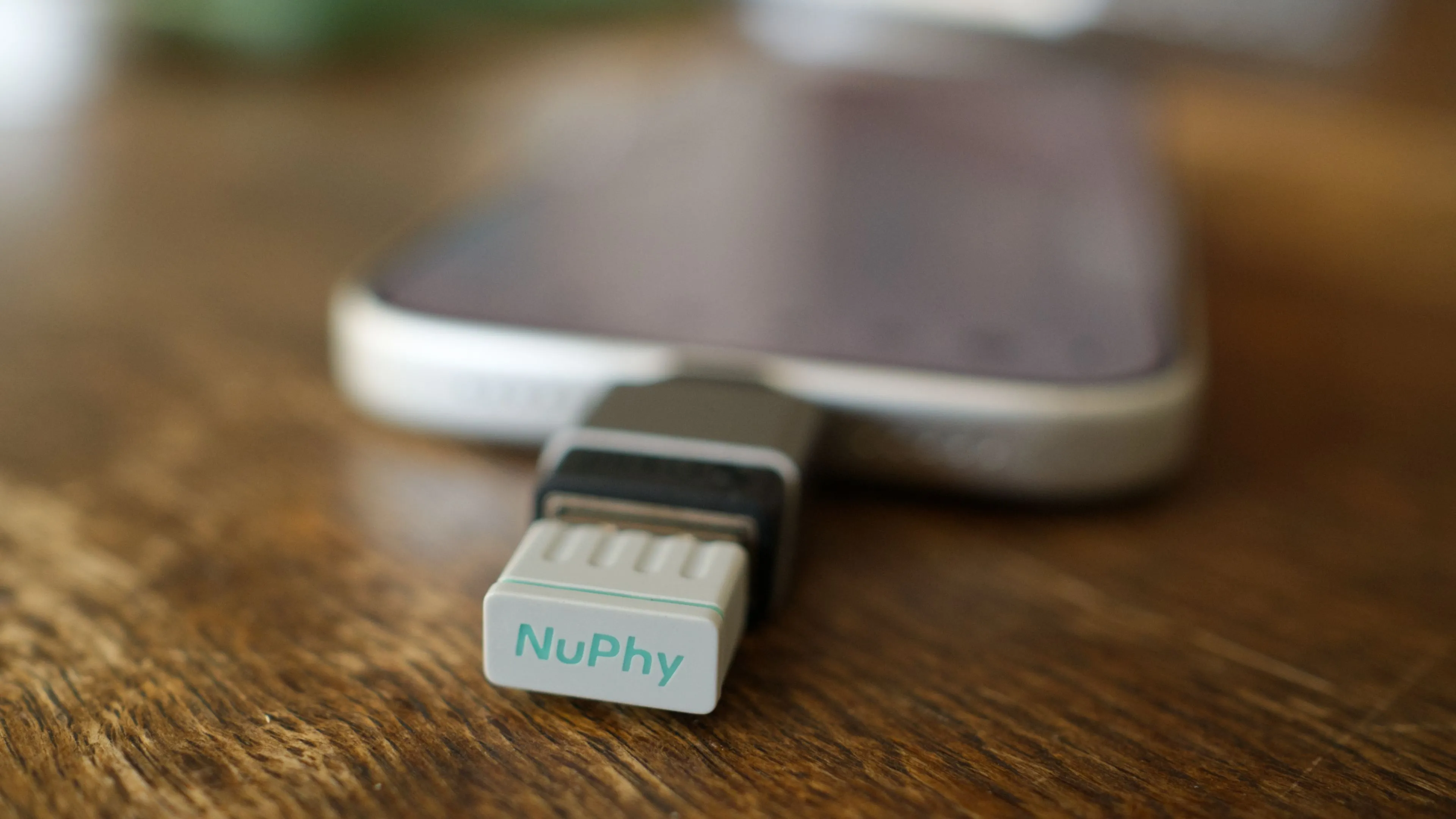 iPhone 17 Pro sử dụng dongle không dây 2.4GHz của bàn phím NuPhy, minh họa khả năng kết nối qua adapter USB.