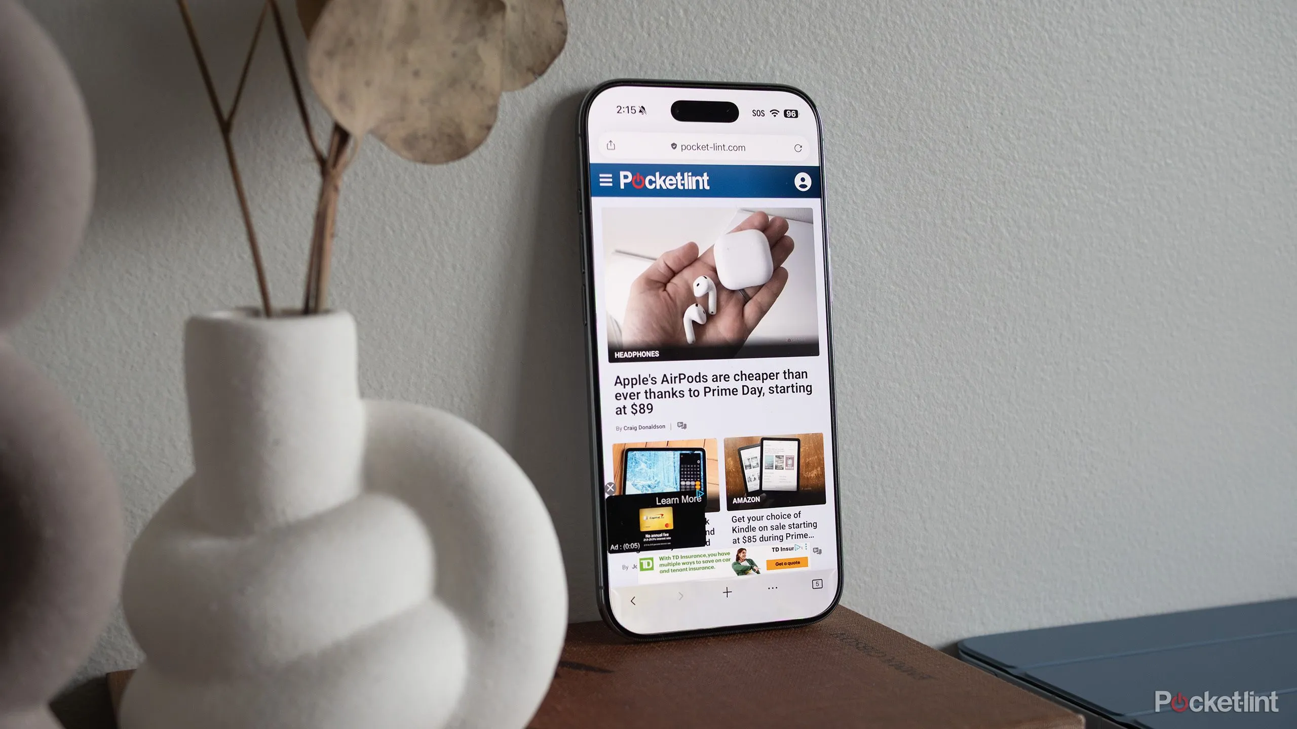 iPhone Air trên bàn thử nghiệm Pocket-lint, thể hiện yếu tố thiết kế và thử nghiệm độ bền.