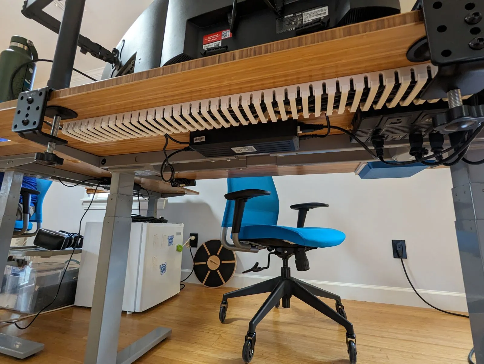 Khung quản lý dây cáp modular gắn dưới bàn, in 3D giúp không gian gọn gàng