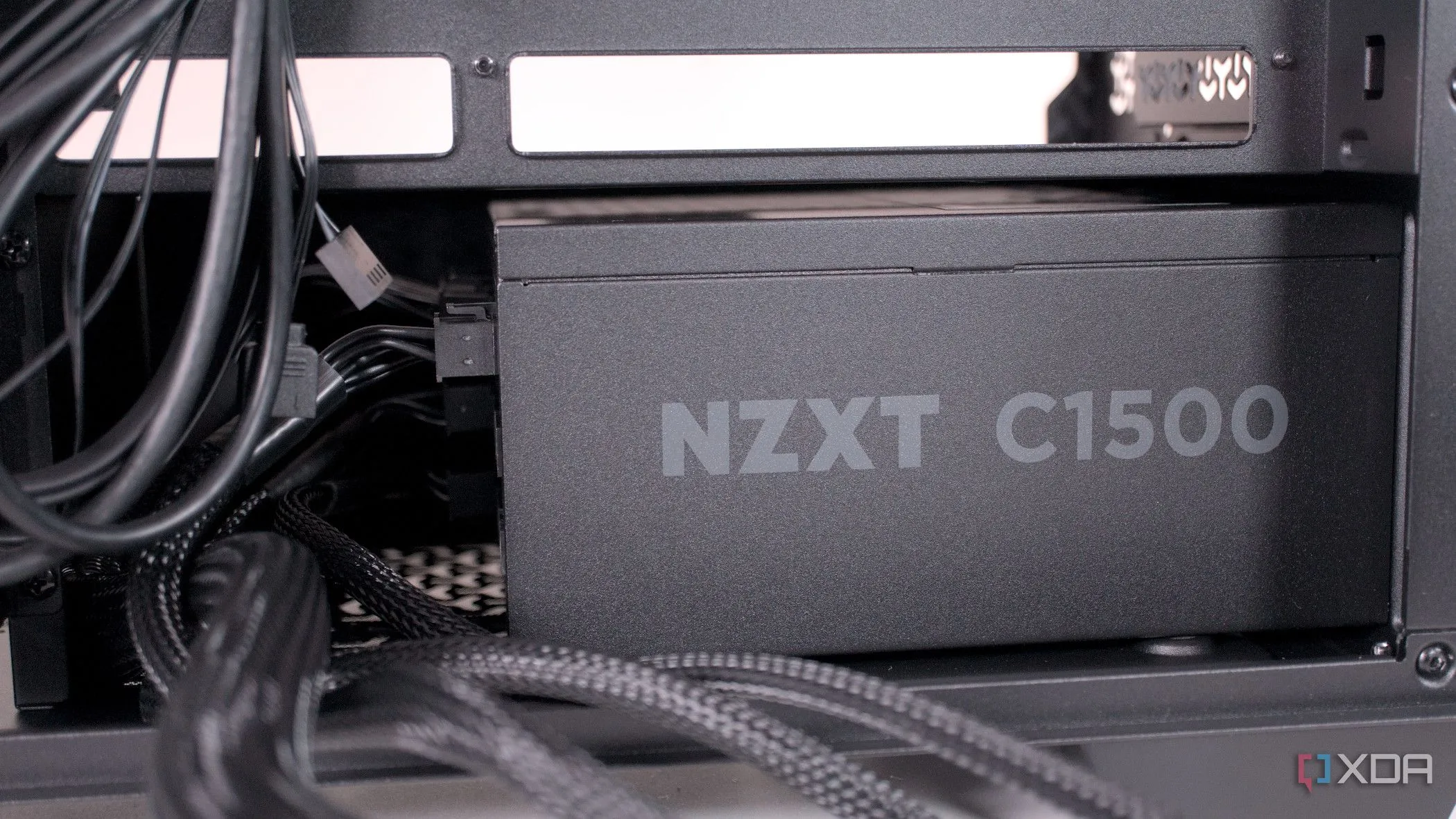 Kỹ thuật viên lắp PSU Corsair 3500X ARGB vào thùng máy, minh họa thao tác chọn và lắp nguồn phù hợp