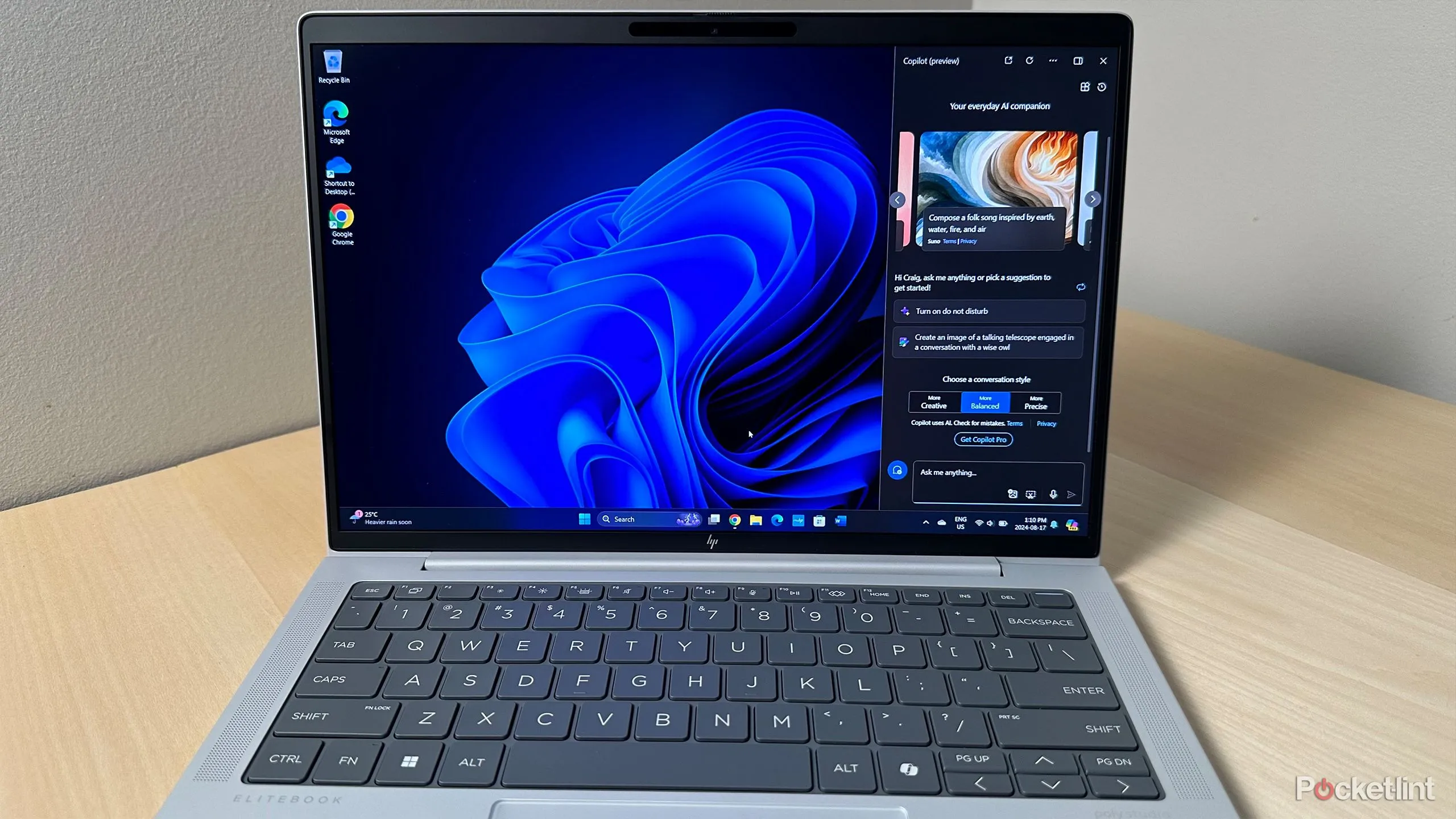 Laptop doanh nghiệp hiển thị tính năng Copilot — minh họa cách AI được tích hợp sâu hơn trong Windows 11