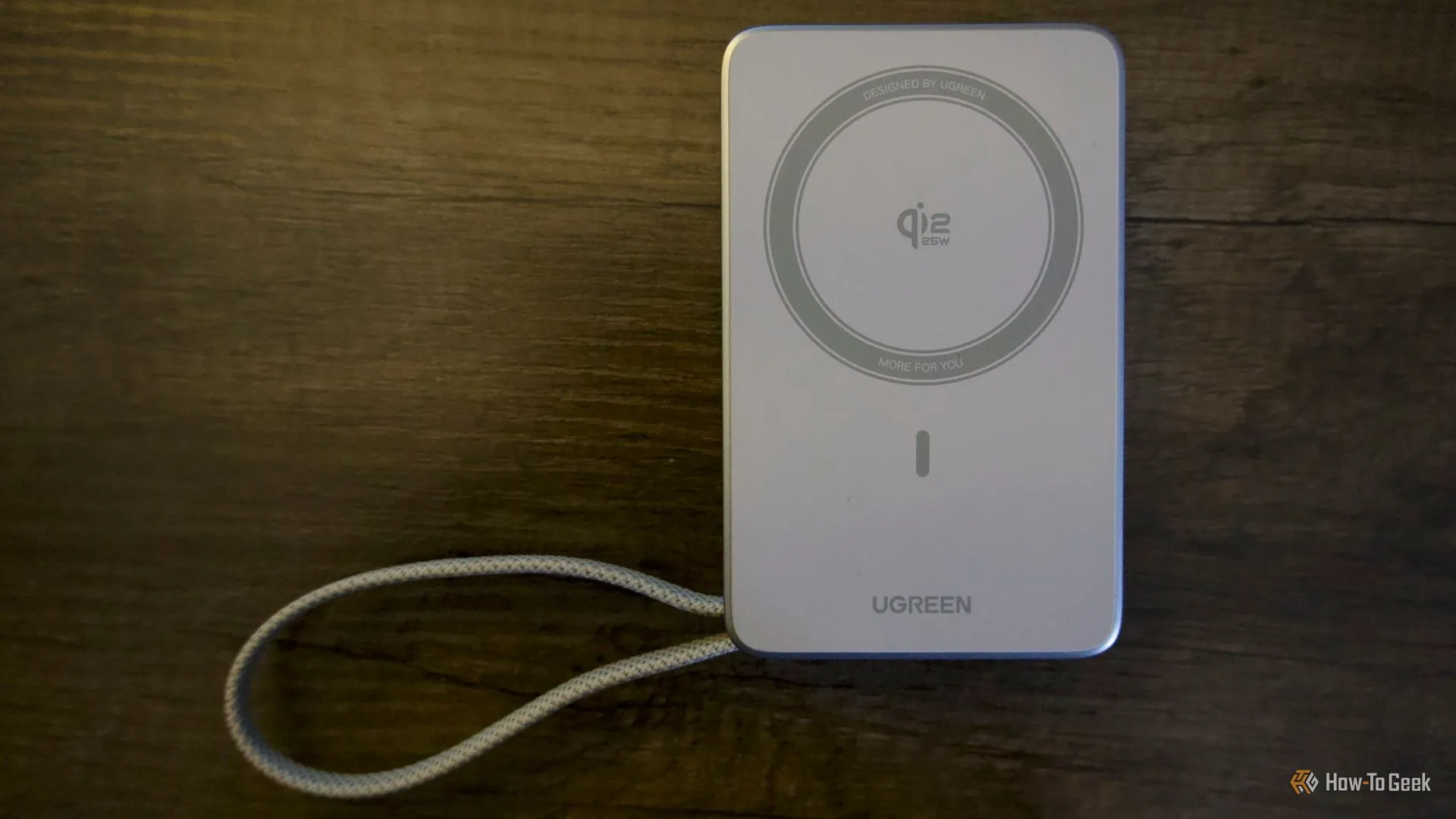 MagFlow đang sạc iPhone trên bàn trong thử nghiệm — minh họa tốc độ sạc không dây 25W