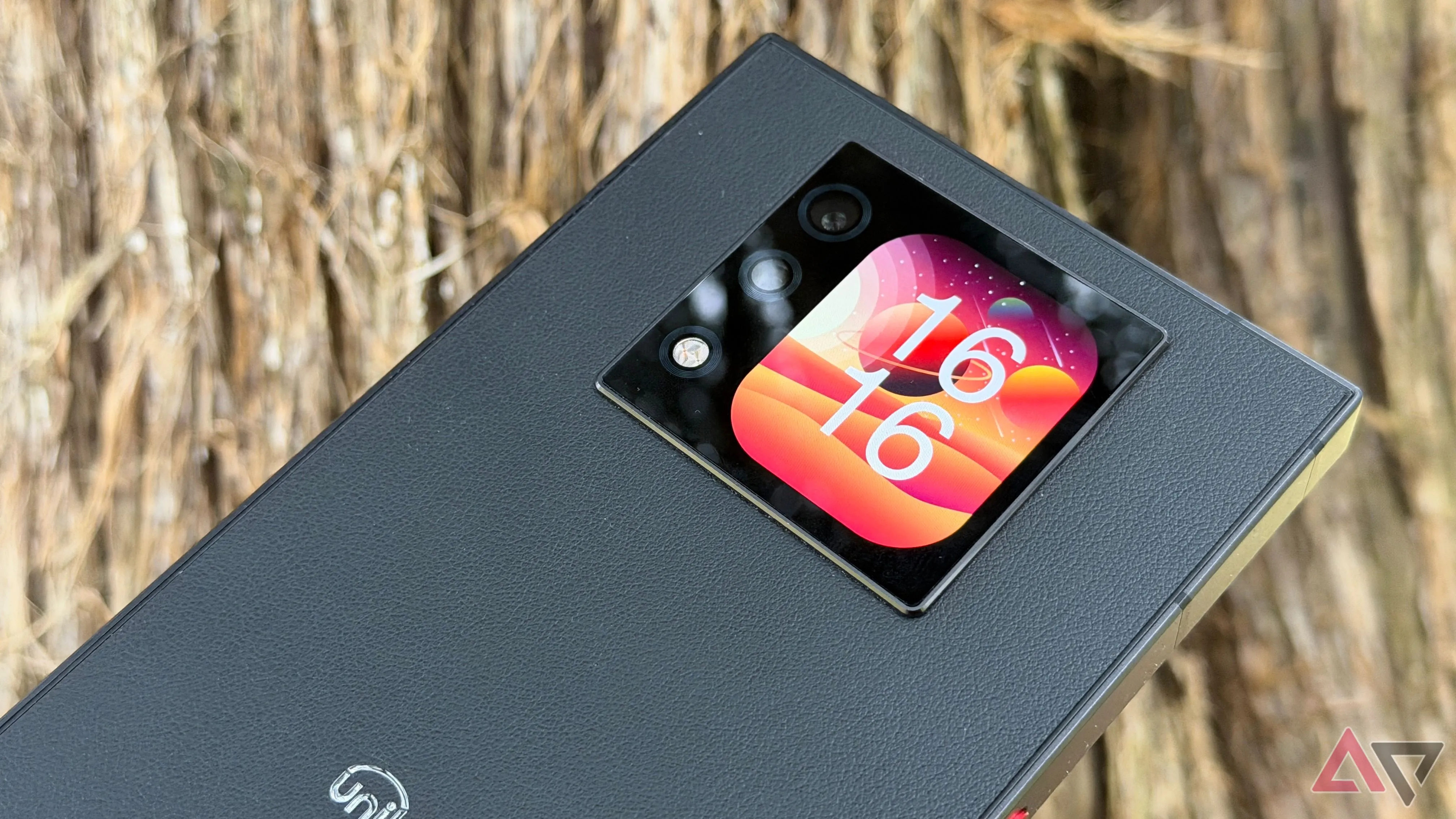 Màn hình phụ (sub-screen) ở mặt sau Unihertz Titan 2 — tính năng có lợi khi để úp máy nhưng ít ứng dụng thực tế