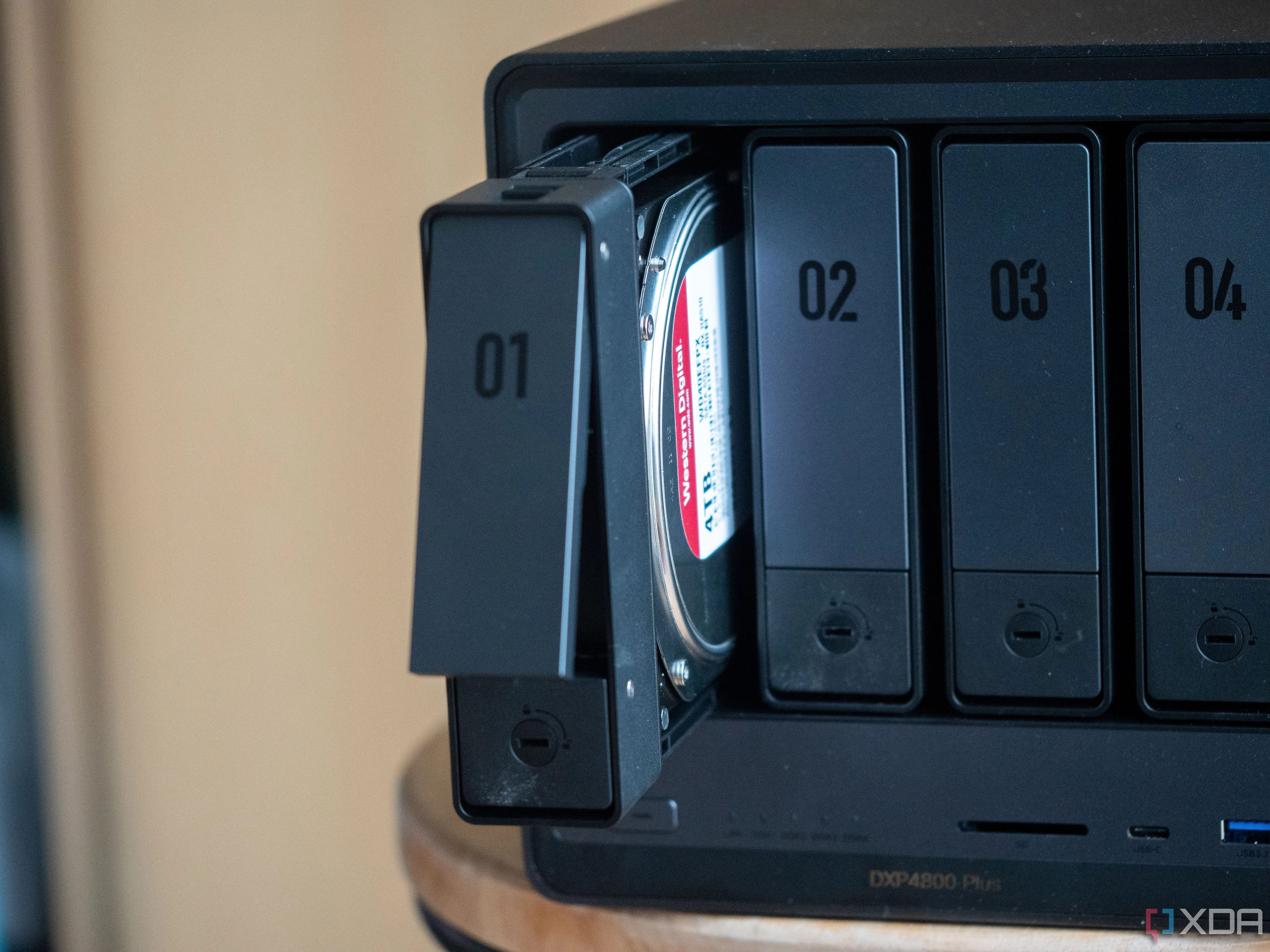 NAS đa khoang dùng để tự host Nextcloud, phục vụ lưu trữ video và file dự án cho creator