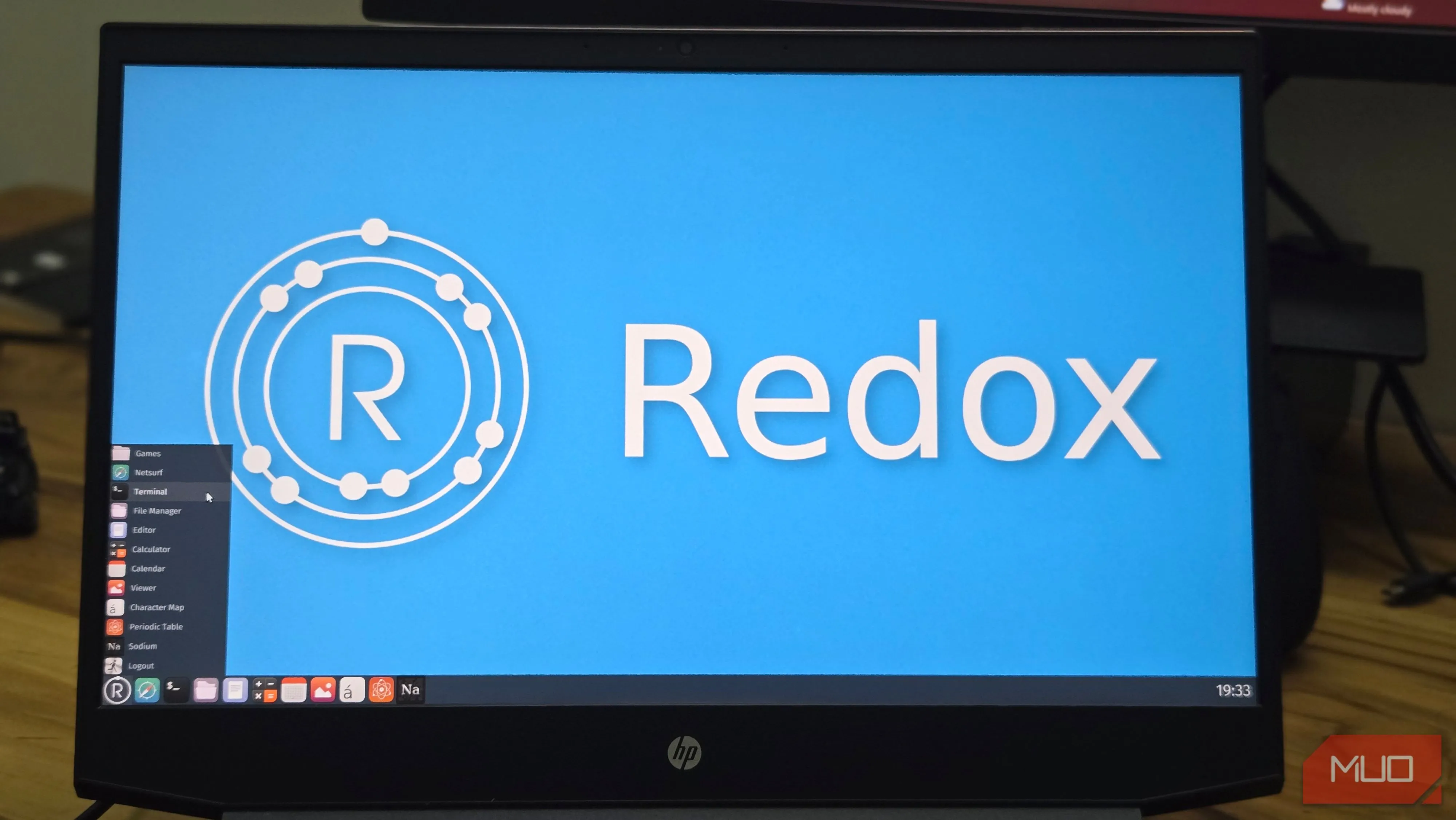 Redox OS chạy trên laptop HP — giao diện Orbital và hiệu năng khởi động nhanh nhờ Rust