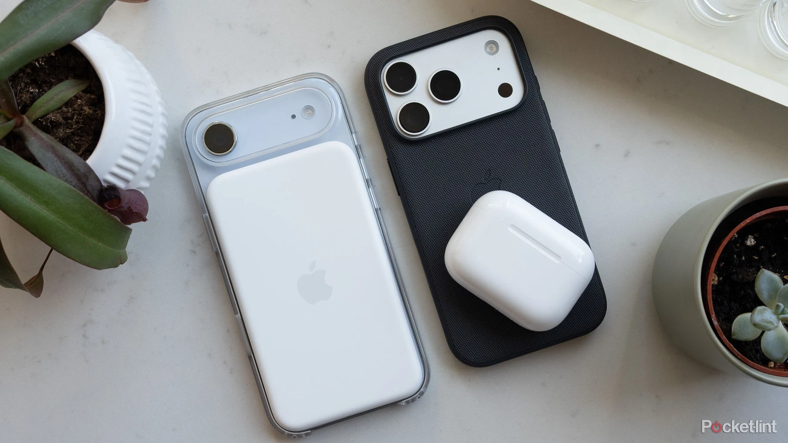 So sánh iPhone Air và iPhone 17 Pro cho thấy thiết kế mỏng nhẹ nhưng cụm camera vẫn nổi bật.