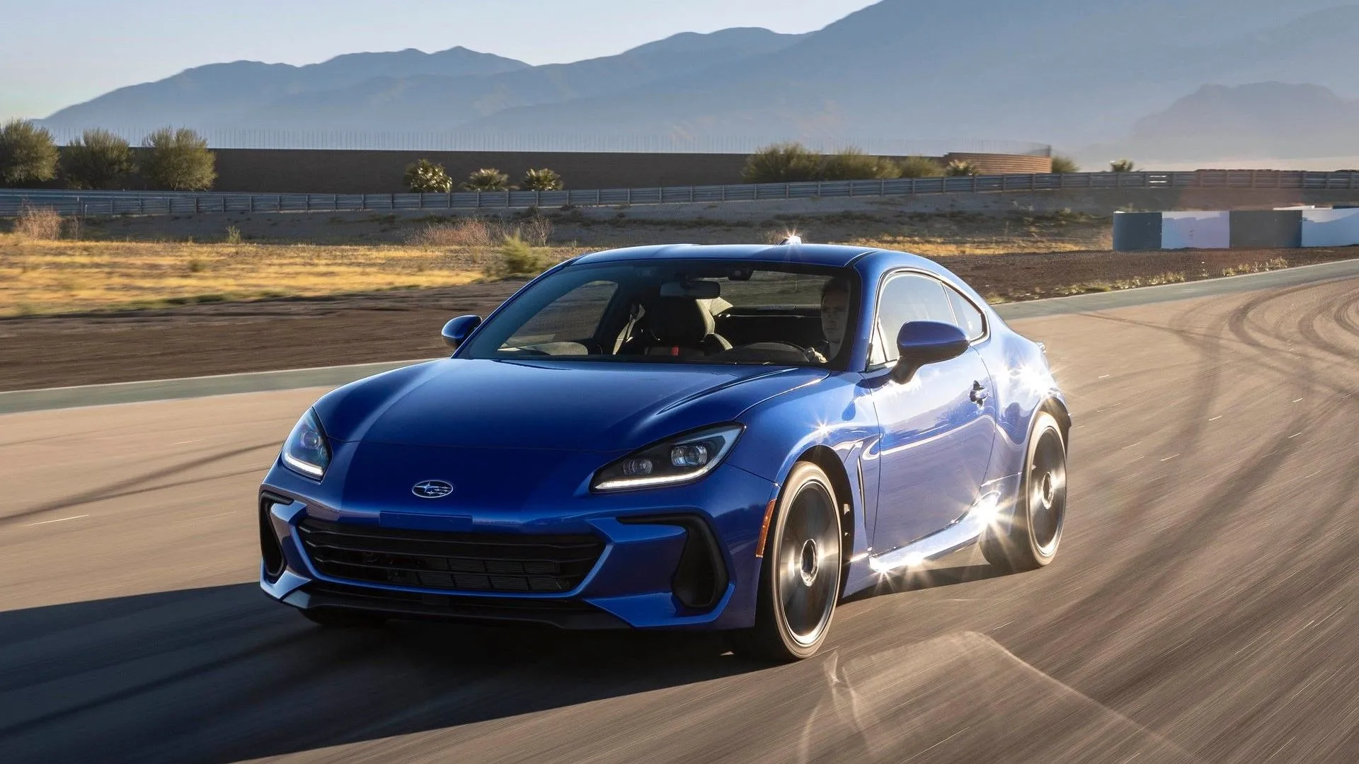 Subaru BRZ 2022 góc trước 3/4 đang vào cua, minh họa cảm giác lái khác biệt