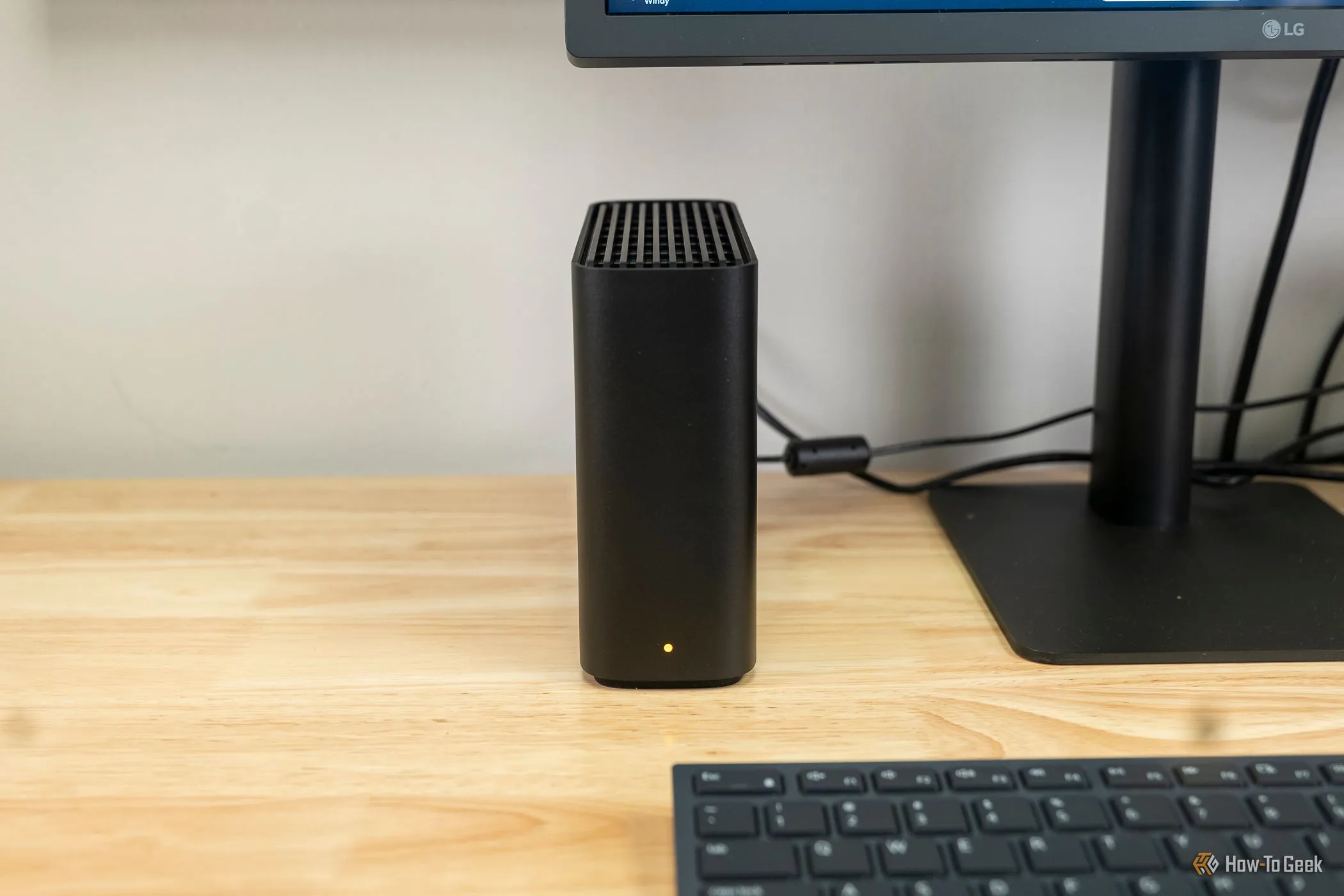 Synology BeeStation đặt cạnh màn hình — NAS lưu trữ ảnh tại nhà