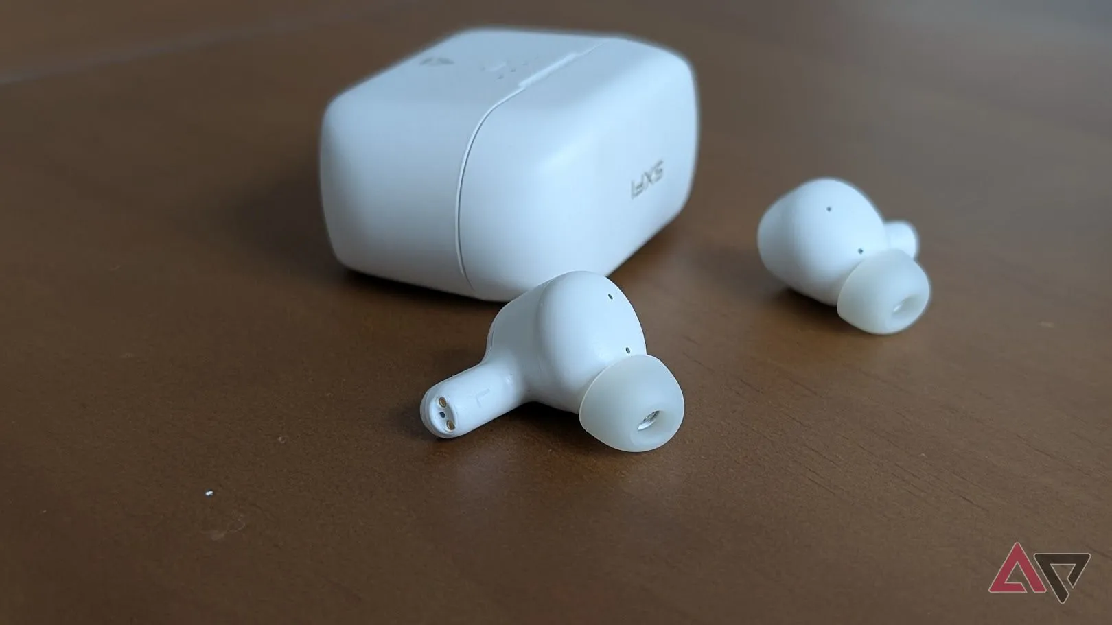 Tai nghe Creative Zen Air SXFI đặt trên bề mặt gỗ, tập trung vào housing tai nghe