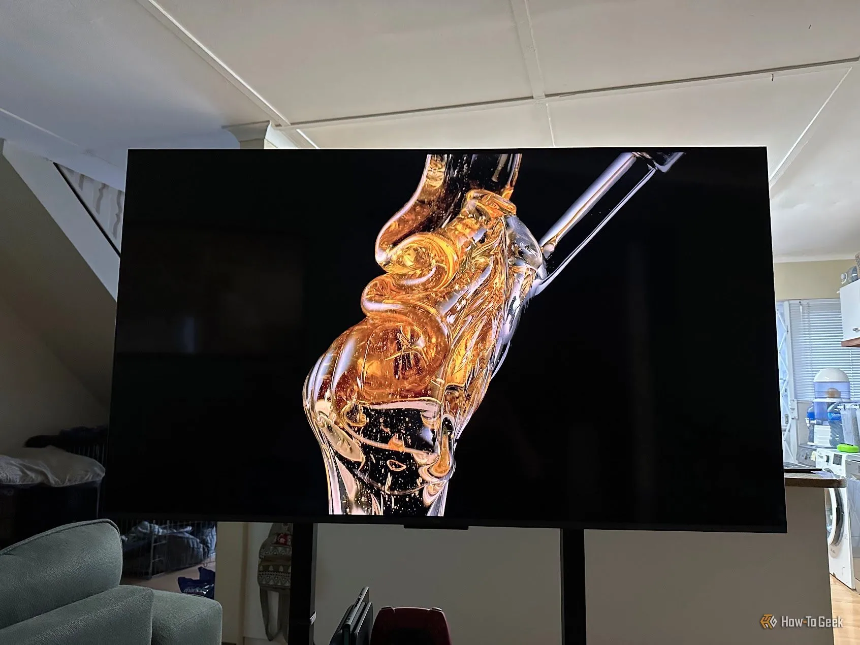 TCL C6K hiển thị bài test độ tương phản với video kiểm tra OLED.