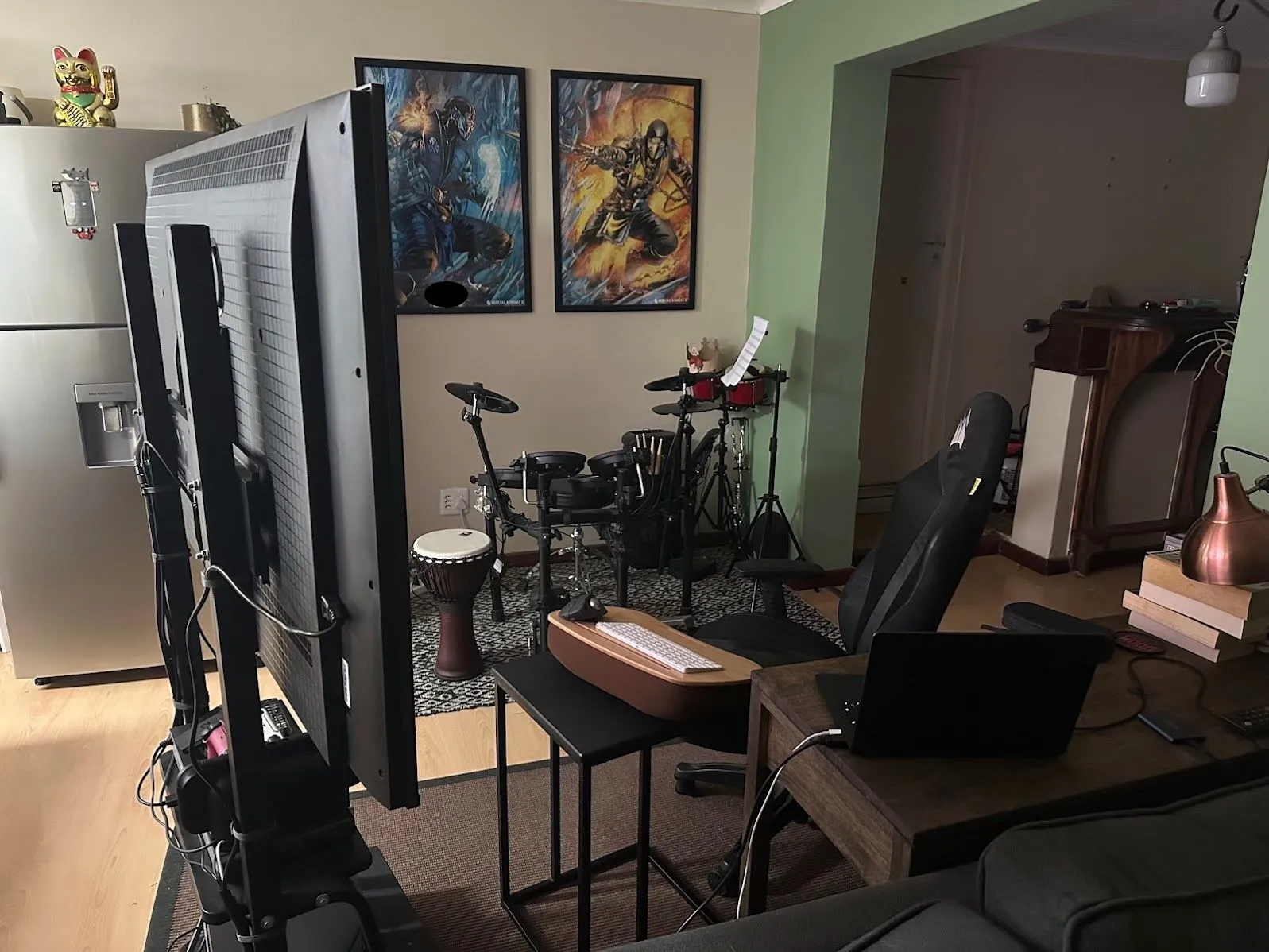 Thiết lập làm việc với TV làm màn hình, minh họa không gian làm việc rộng.